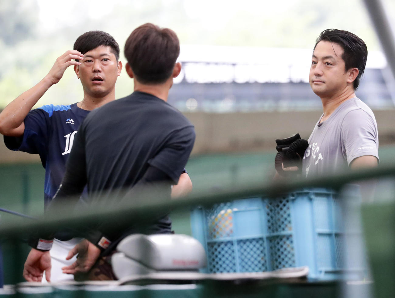 西武対ロッテ　試合前、ロッテ沢村（右）と話し込む西武内海。手前はロッテ鳥谷（撮影・浅見桂子）