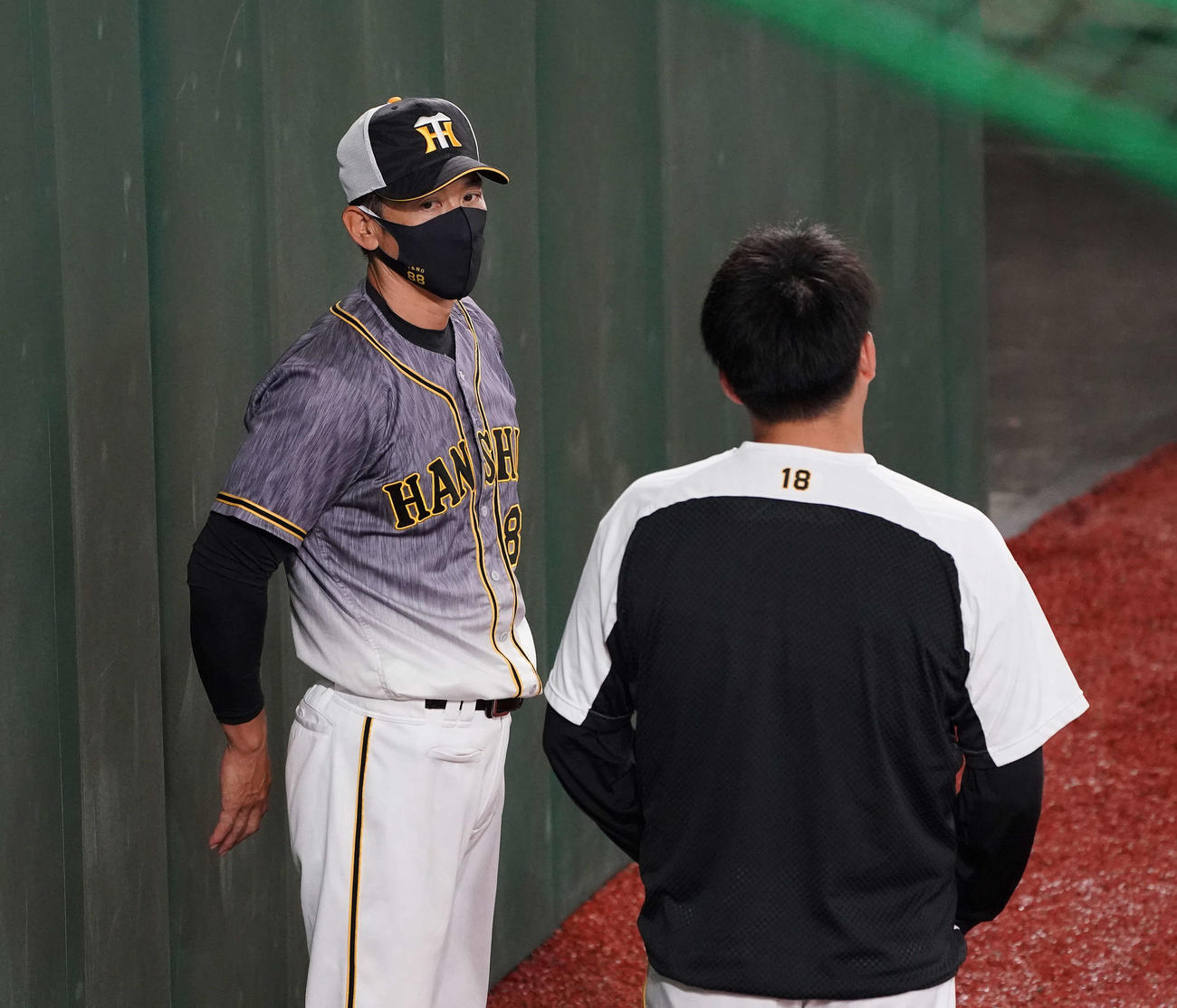 巨人対阪神　試合前練習で馬場（右）に声をかける阪神矢野監督（撮影・鈴木みどり）