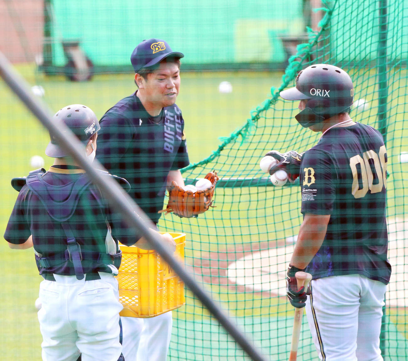オリックス対楽天　大下（右）と山岡打撃投手（中央）は試合前のフリー打撃を終えボールを片付ける（撮影・上山淳一）