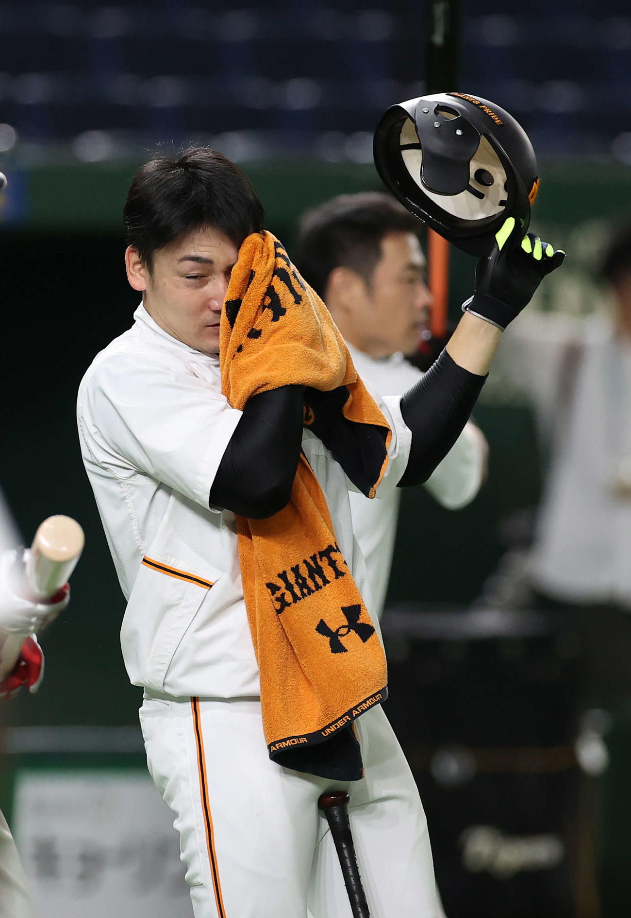 巨人対阪神　試合前、汗を拭う巨人丸（撮影・河野匠）