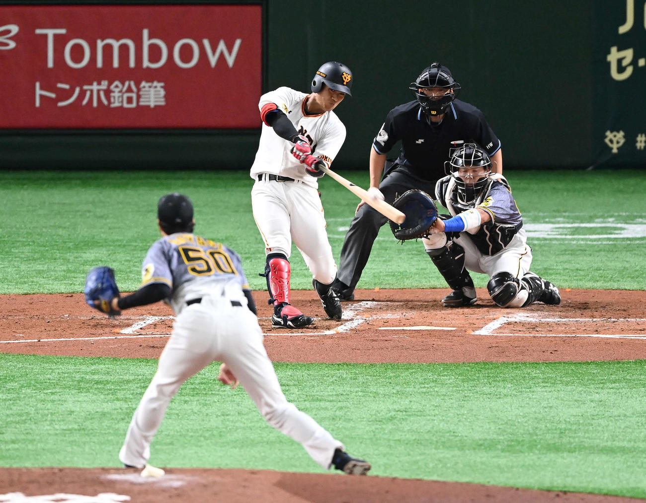 巨人対阪神　2回裏巨人1死、右越えソロ本塁打を放つ田中俊。投手青柳（撮影・鈴木みどり）
