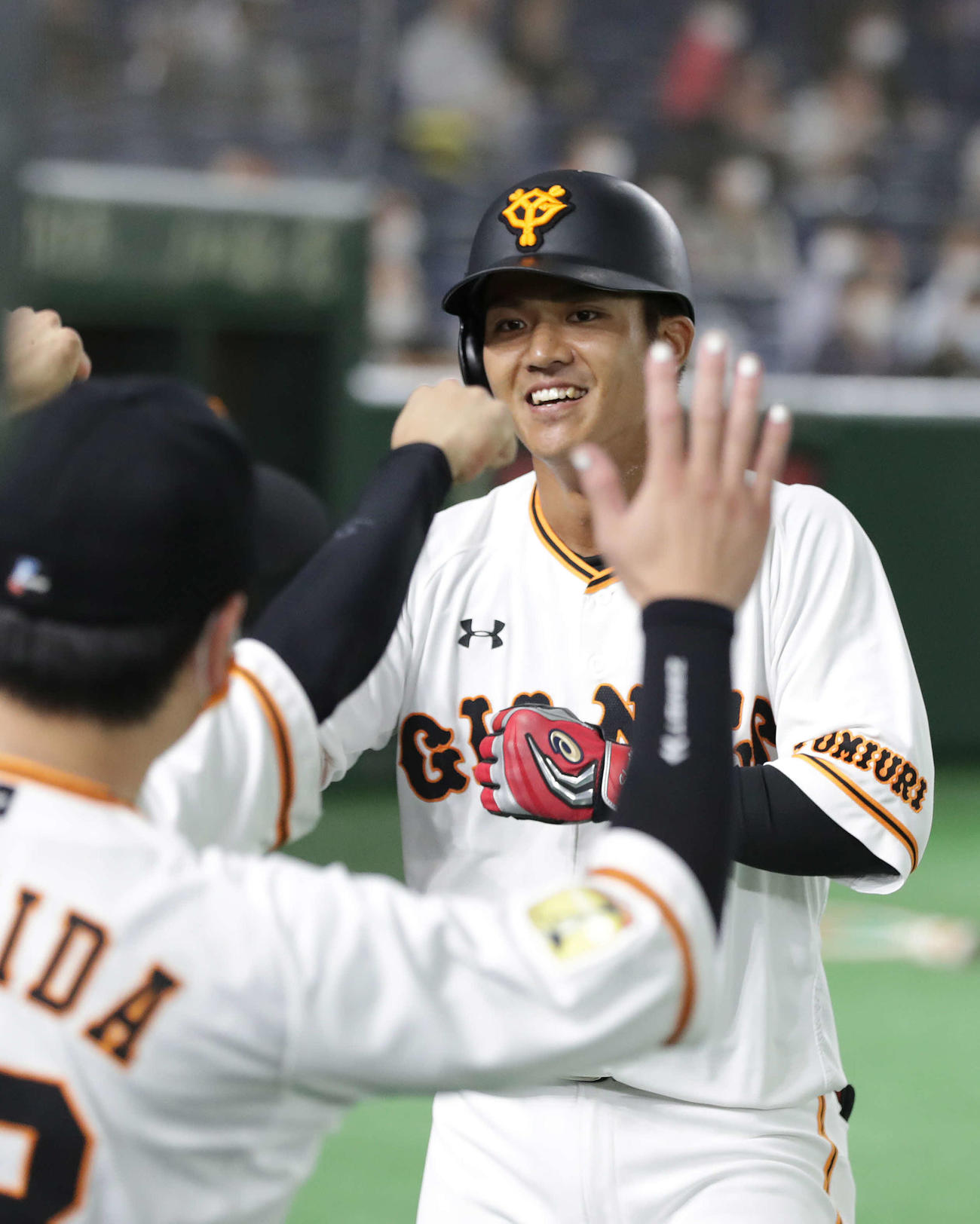 巨人対阪神　2回裏巨人1死、先制の右越え本塁打を放ちナインに迎えられる田中俊（撮影・河野匠）