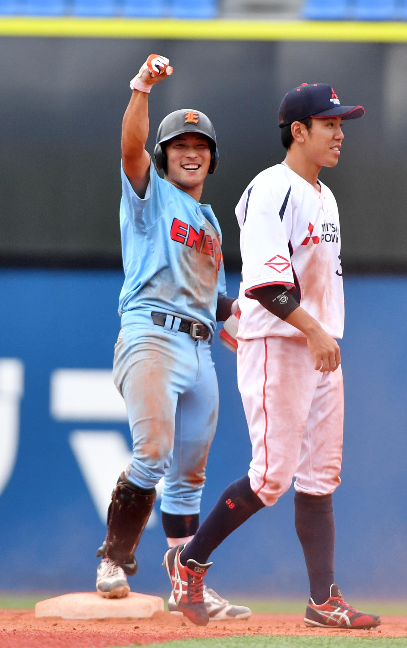ENEOS対三菱パワー　延長12回表ENEOS2死一、三塁、小豆沢（左）は右翼線に決勝の2点二塁打を放ちガッツポーズする（撮影・柴田隆二）