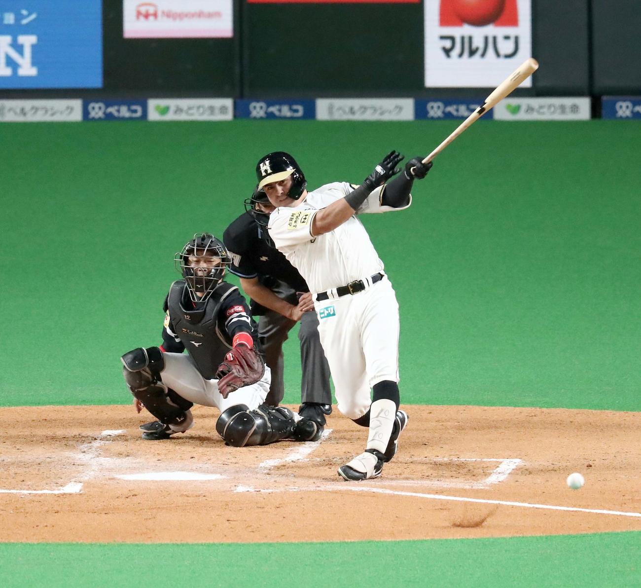 日本ハム対ソフトバンク　2回裏日本ハム無死一、二塁、左前適時打を放つビヤヌエバ（撮影・黒川智章）