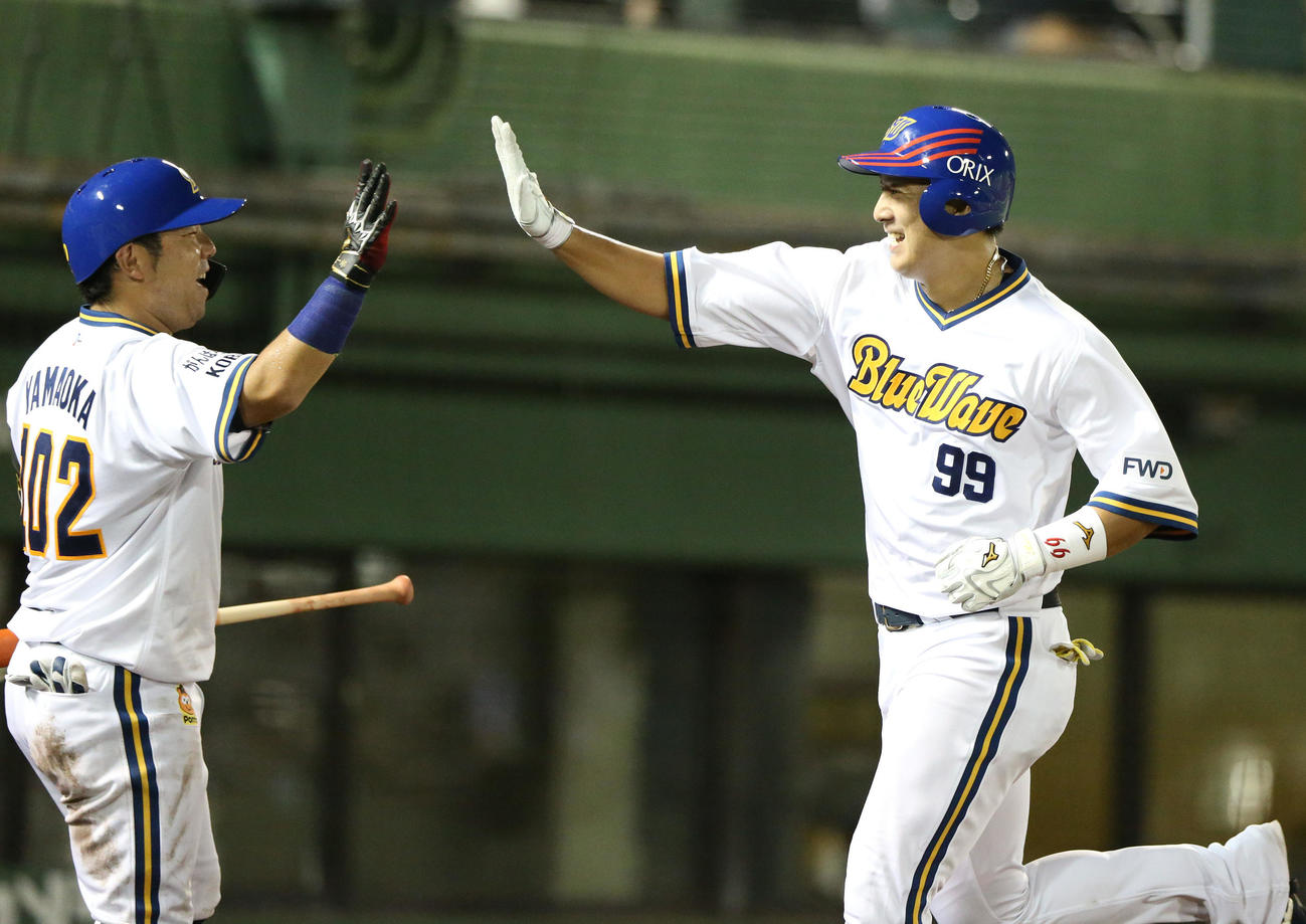 オリックス対楽天　5回裏オリックス無死、杉本（右）は先制の左越え本塁打を放ちで迎える大下とハイタッチ（撮影・上山淳一）