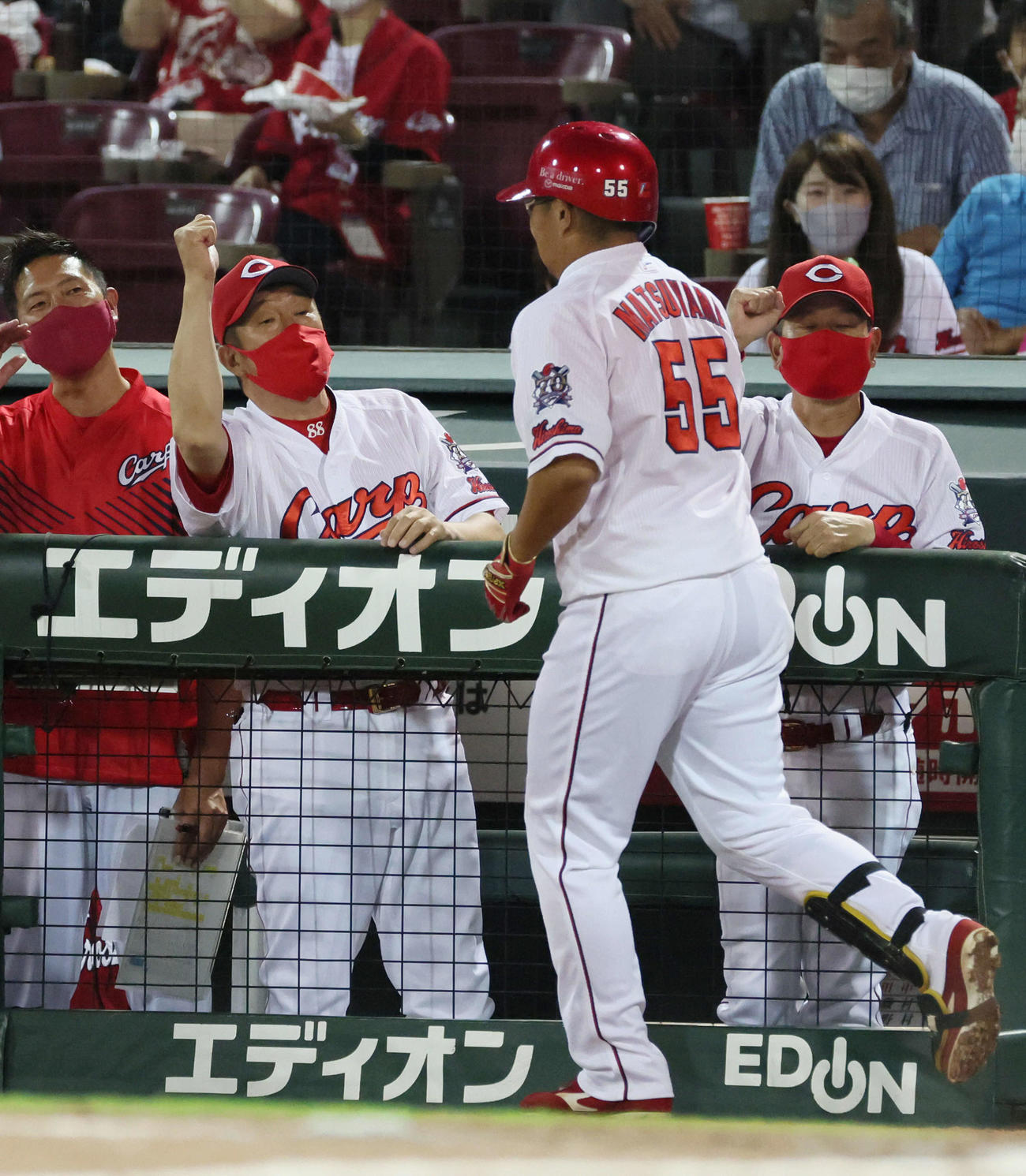 広島対中日　4回裏広島無死一塁、右越え本塁打を放った松山を迎える佐々岡監督（撮影・加藤孝規）