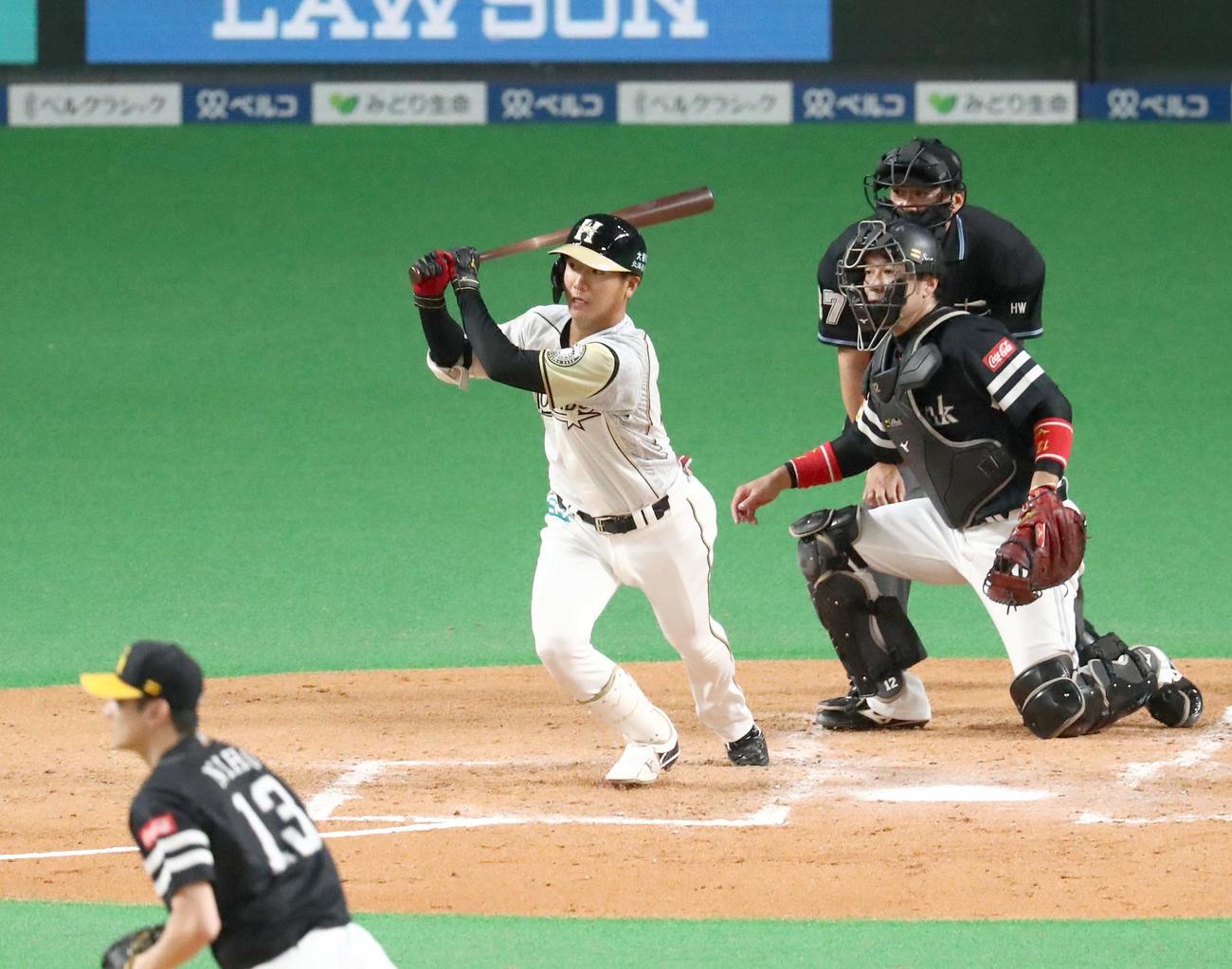 日本ハム対ソフトバンク　2回裏日本ハム2死一、三塁、右翼線に適時二塁打を放つ平沼（撮影・黒川智章）