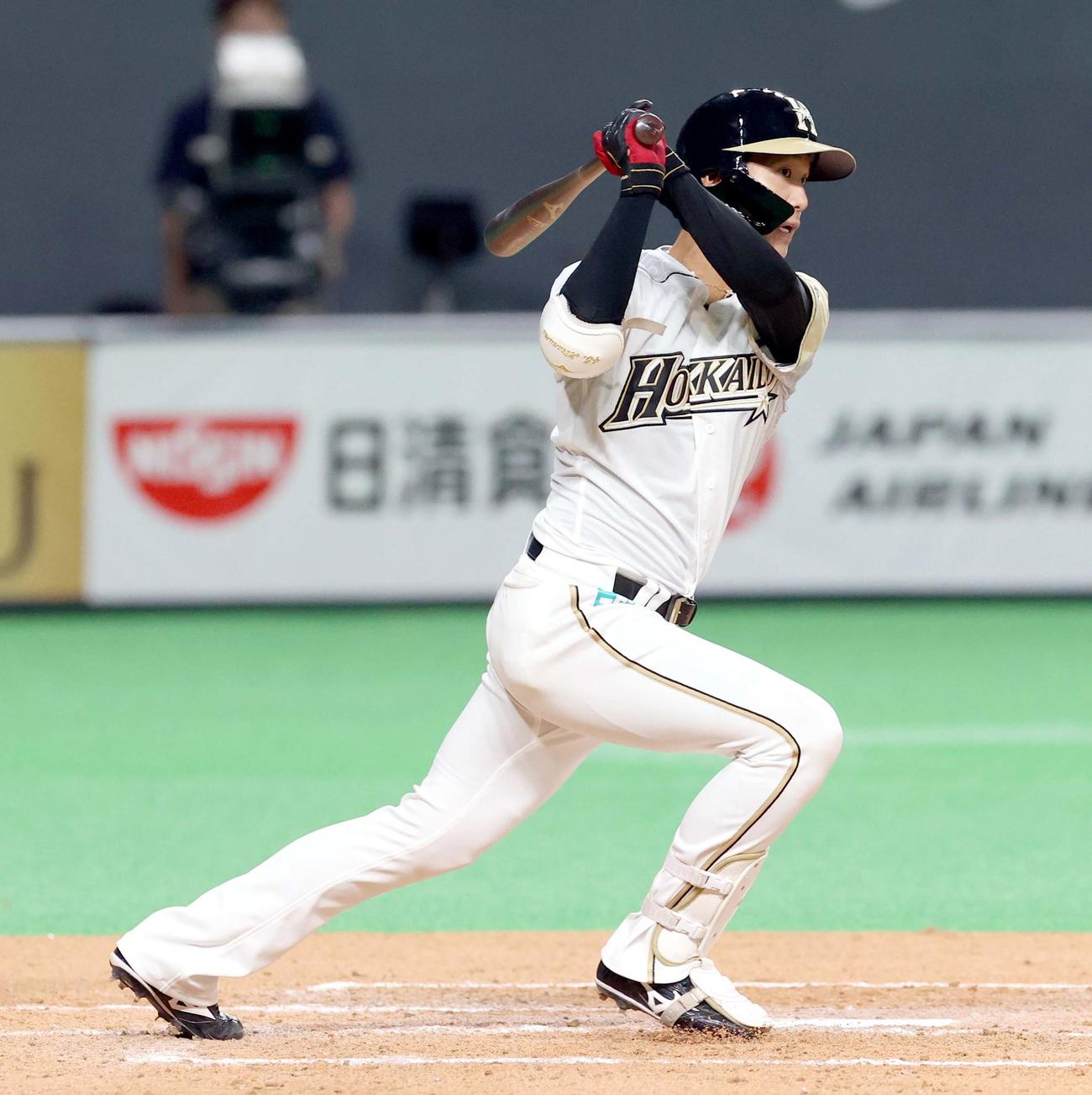 日本ハム対ソフトバンク　2回裏日本ハム2死一、三塁、平沼は適時二塁打を放つ（撮影・佐藤翔太）