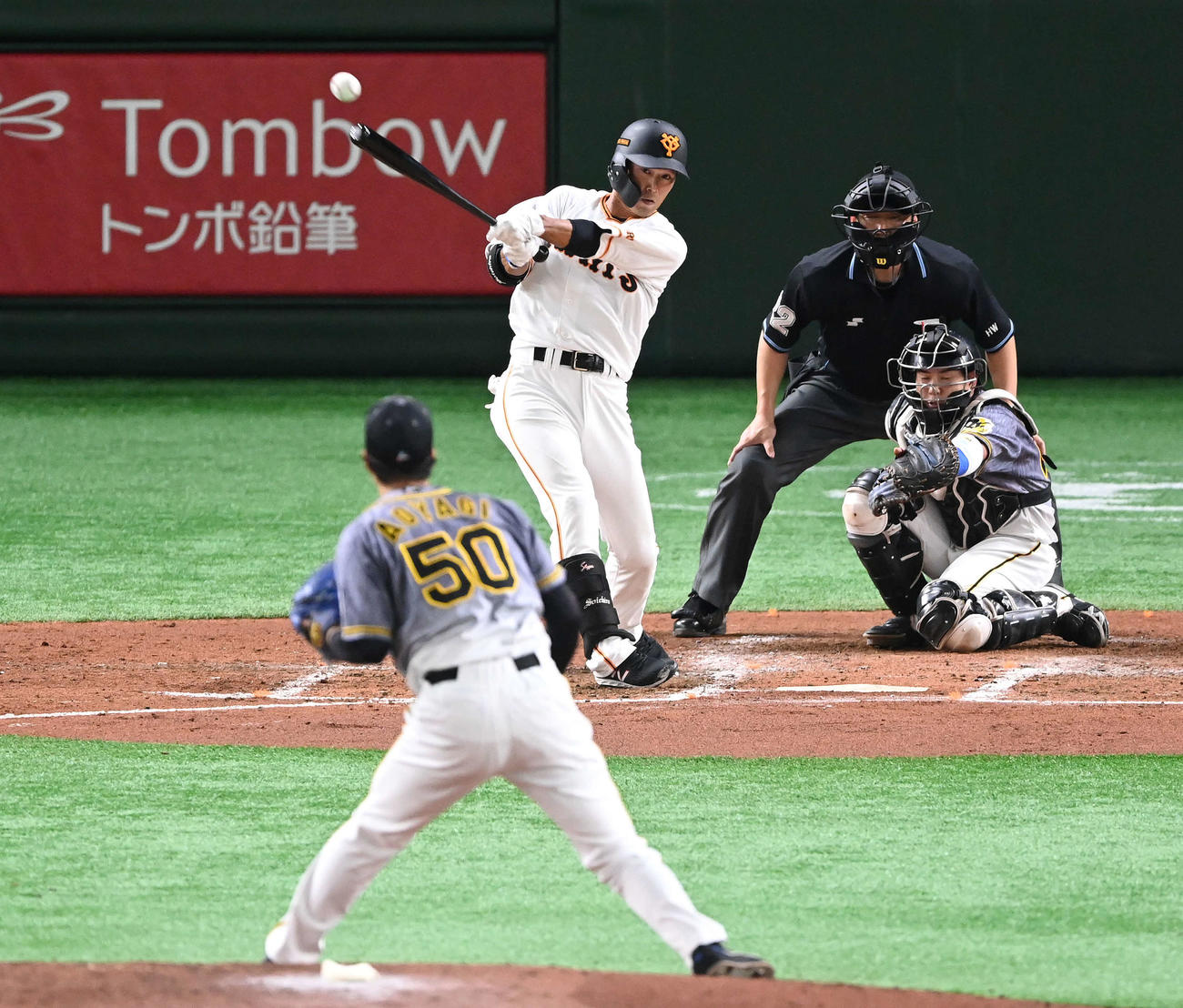 巨人対阪神　4回裏巨人1死二塁、右前適時打を放つ立岡。投手青柳（撮影・鈴木みどり）