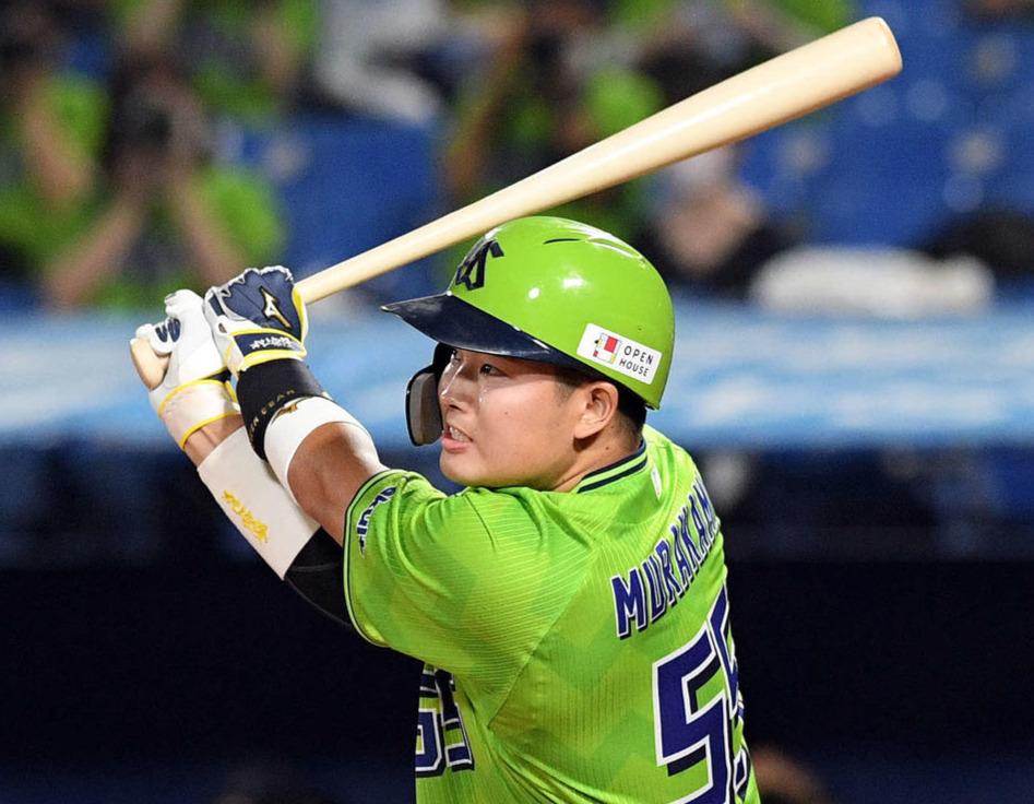 ヤクルト対DeNA　4回裏ヤクルト1死、村上は先制の左越えソロ本塁打を放つ（撮影・滝沢徹郎）