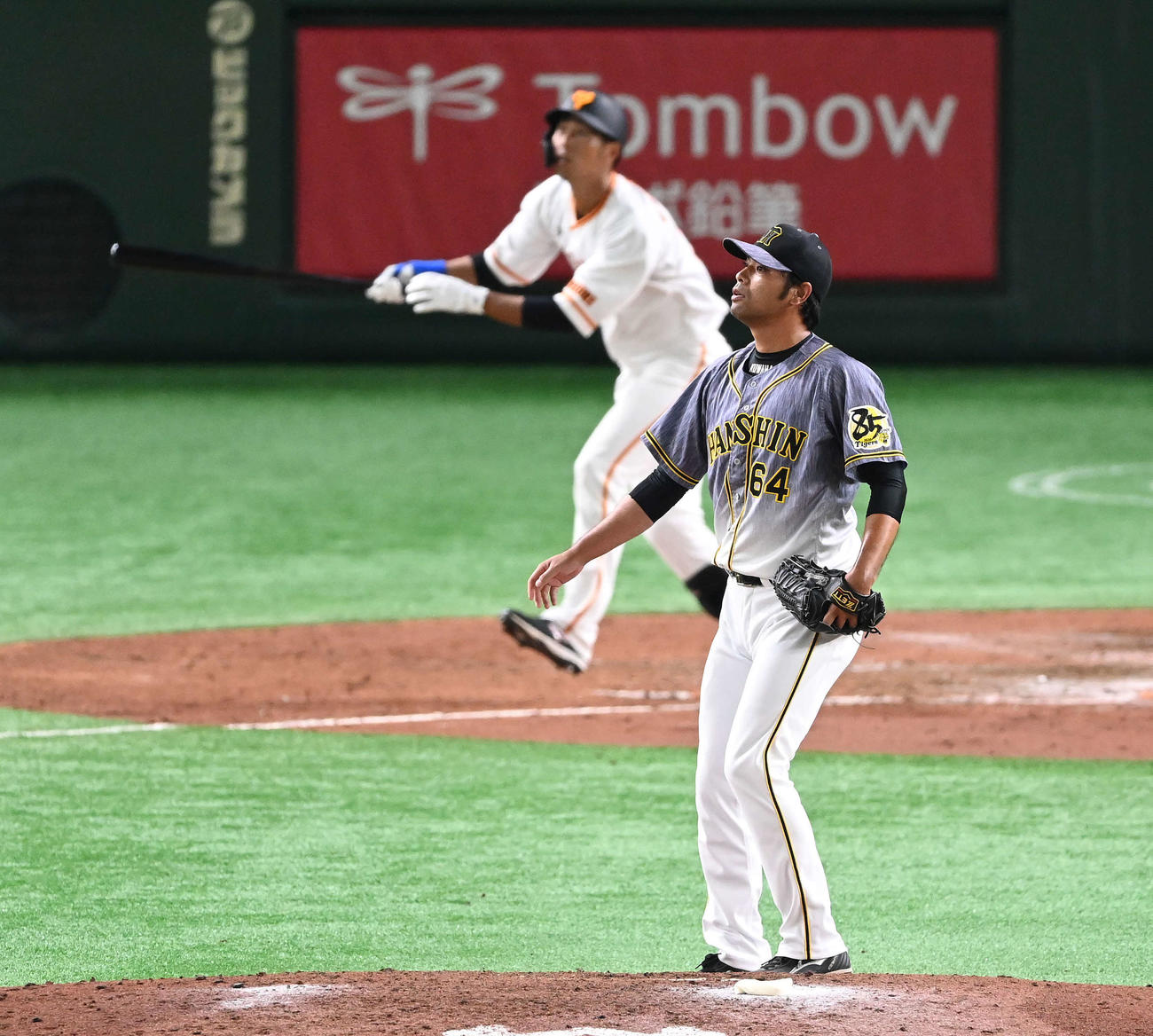 巨人対阪神　5回裏巨人無死一、二塁、立岡に右越え3点本塁打を浴びる桑原（撮影・鈴木みどり）