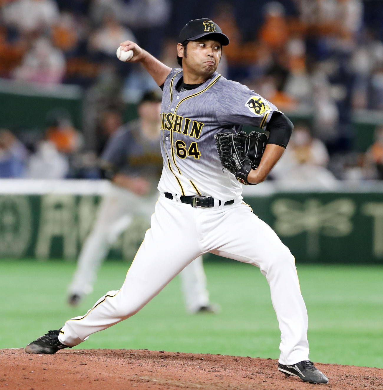 巨人対阪神　5回裏、阪神2番手で登板する桑原（撮影・加藤哉）