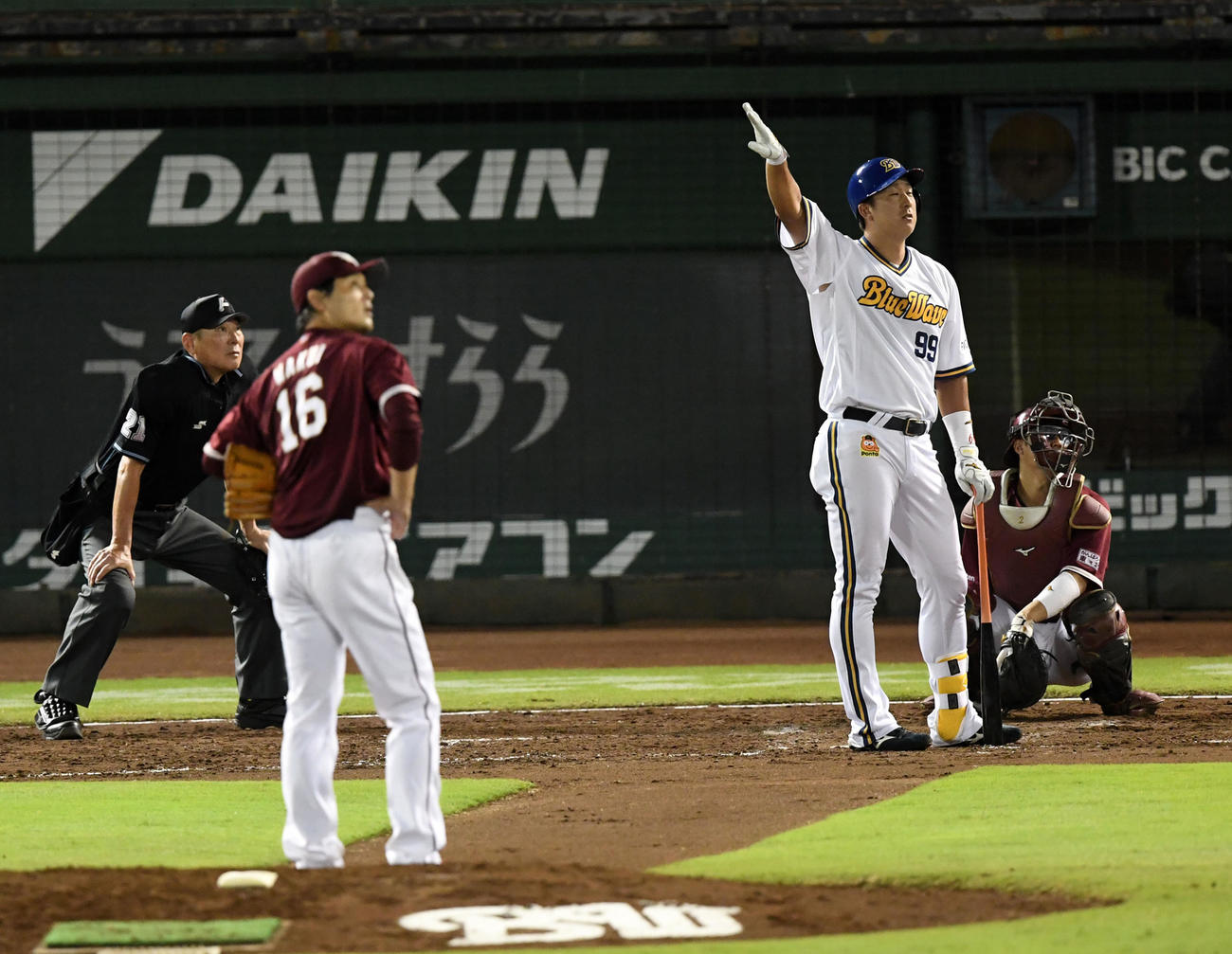 オリックス対楽天　5回裏オリックス無死、先制の左越え本塁打を放った杉本は「切れるな」とアピール。投手涌井（撮影・前岡正明）