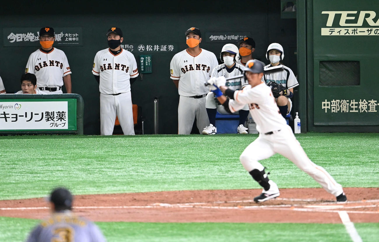 巨人対阪神　4回裏巨人1死二塁、阿部ヘッドコーチ代行（中央）は原監督（左から2人目）と立岡が放った中前適時打を見つめる（撮影・山崎安昭）