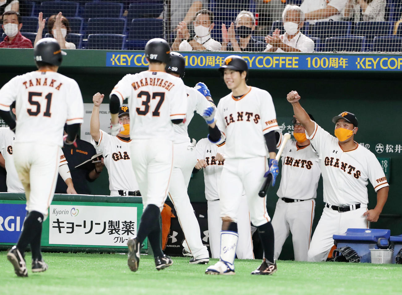 巨人対阪神　5回裏巨人無死一、二塁、阿部ヘッドコーチ代行（右）は右越え3点本塁打を放った立岡をベンチからガッツポーズで出迎える（撮影・加藤哉）