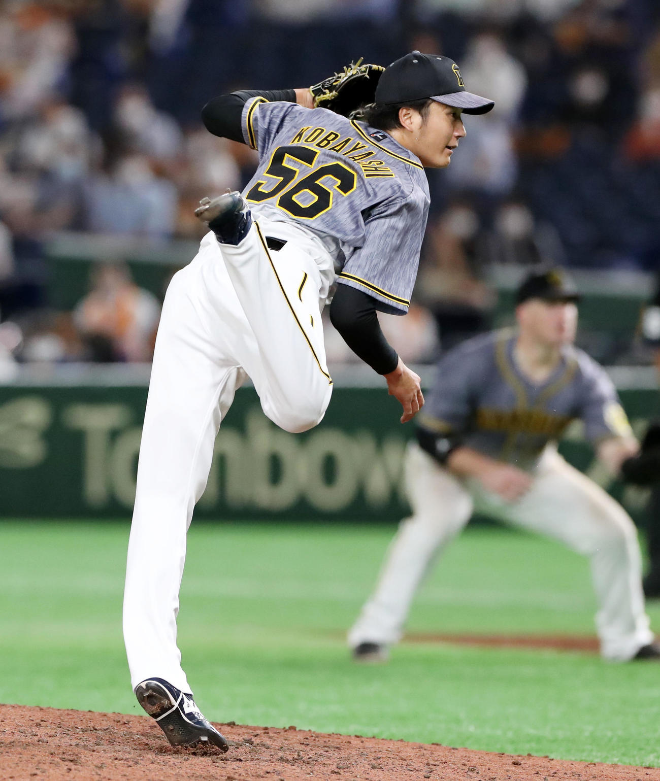 巨人対阪神　6回裏、阪神3番手で登板する小林（撮影・加藤哉）