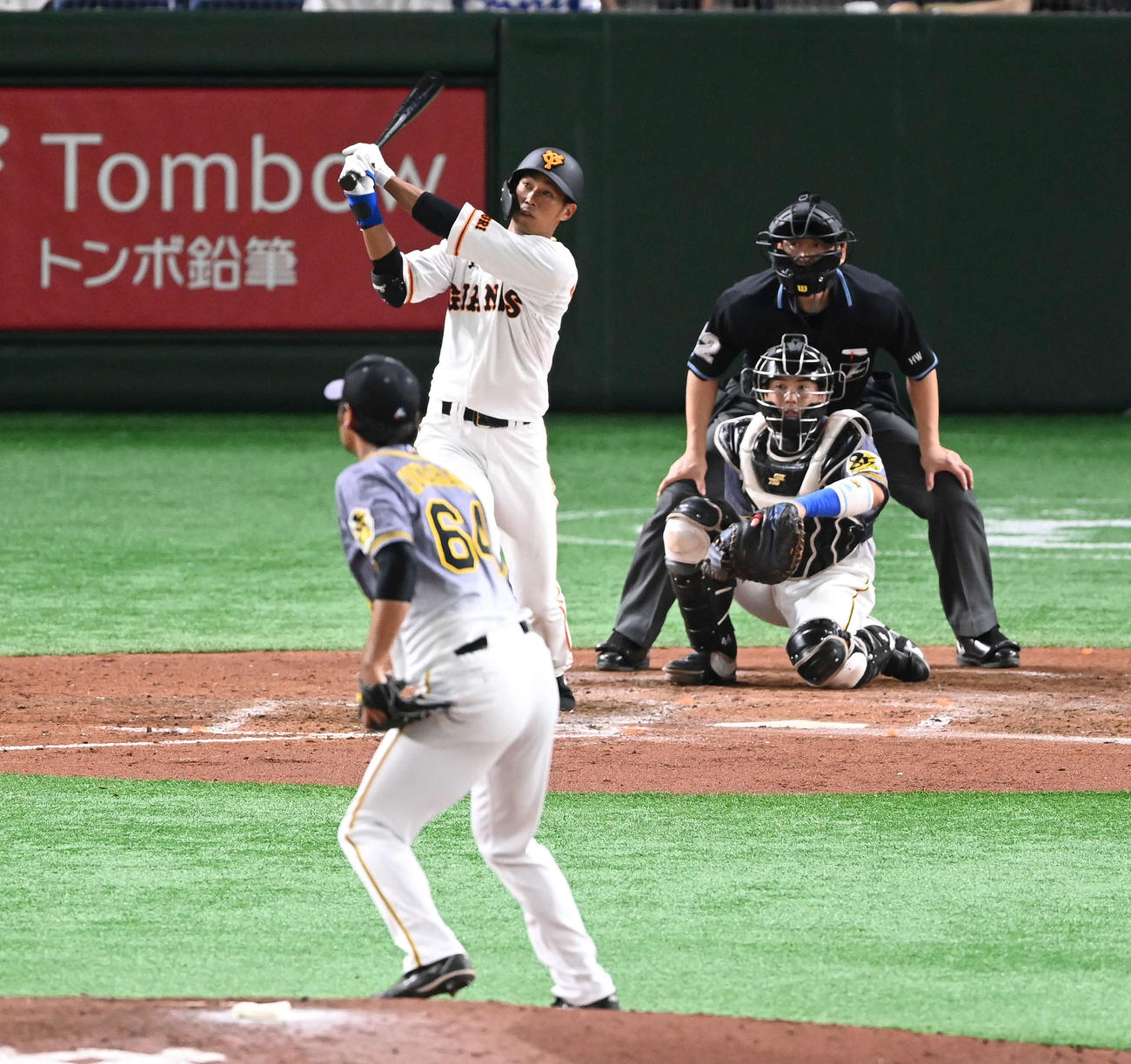 巨人対阪神　5回裏巨人無死一、二塁、右越え3点本塁打を放つ立岡。投手桑原（撮影・鈴木みどり）