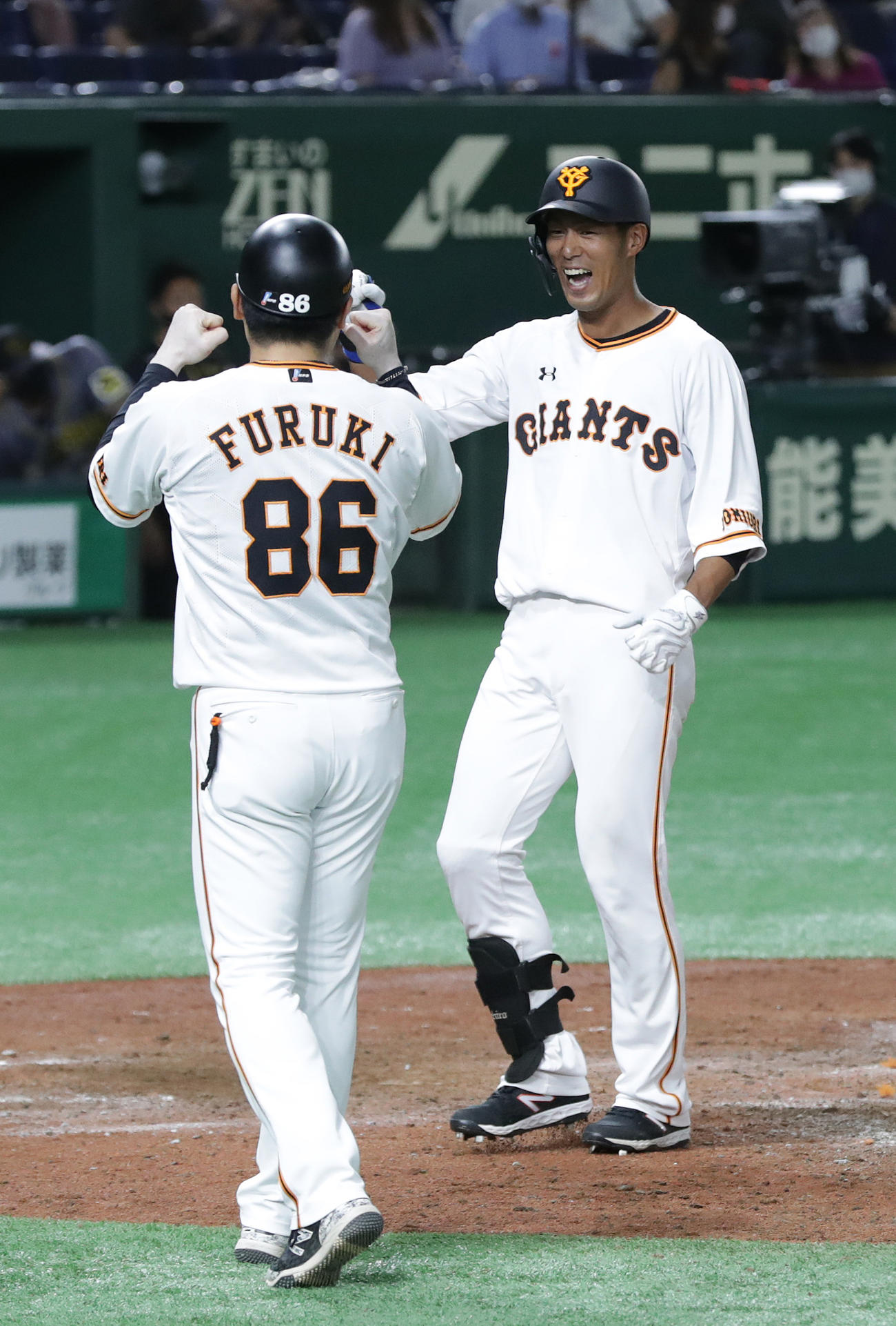 巨人対阪神　5回裏巨人無死一、二塁、右越え3点本塁打を放ち生還した立岡は笑顔を見せる（撮影・河野匠）