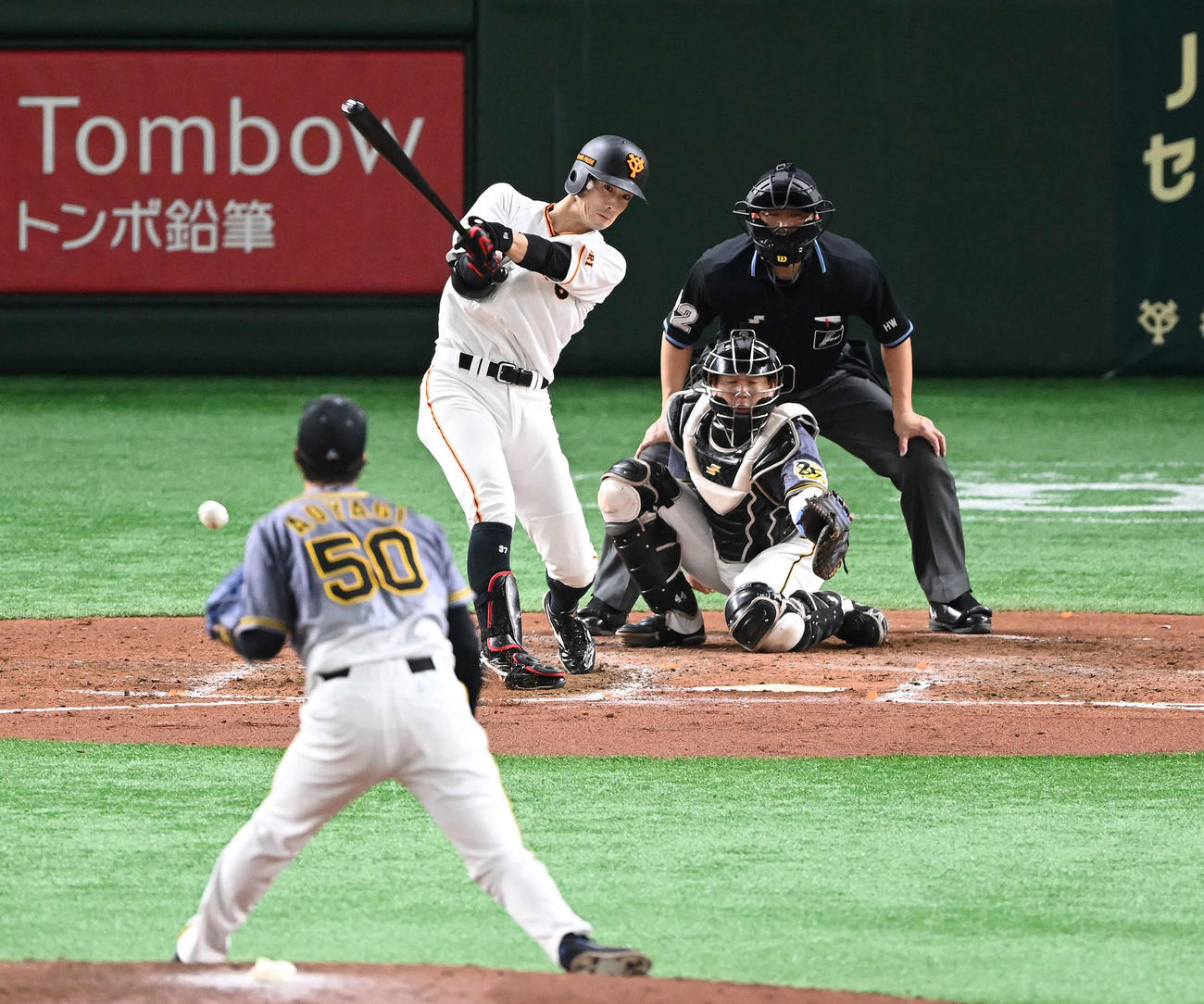 巨人対阪神　5回裏巨人無死一、三塁、右前適時打を放つ若林。投手青柳（撮影・鈴木みどり）