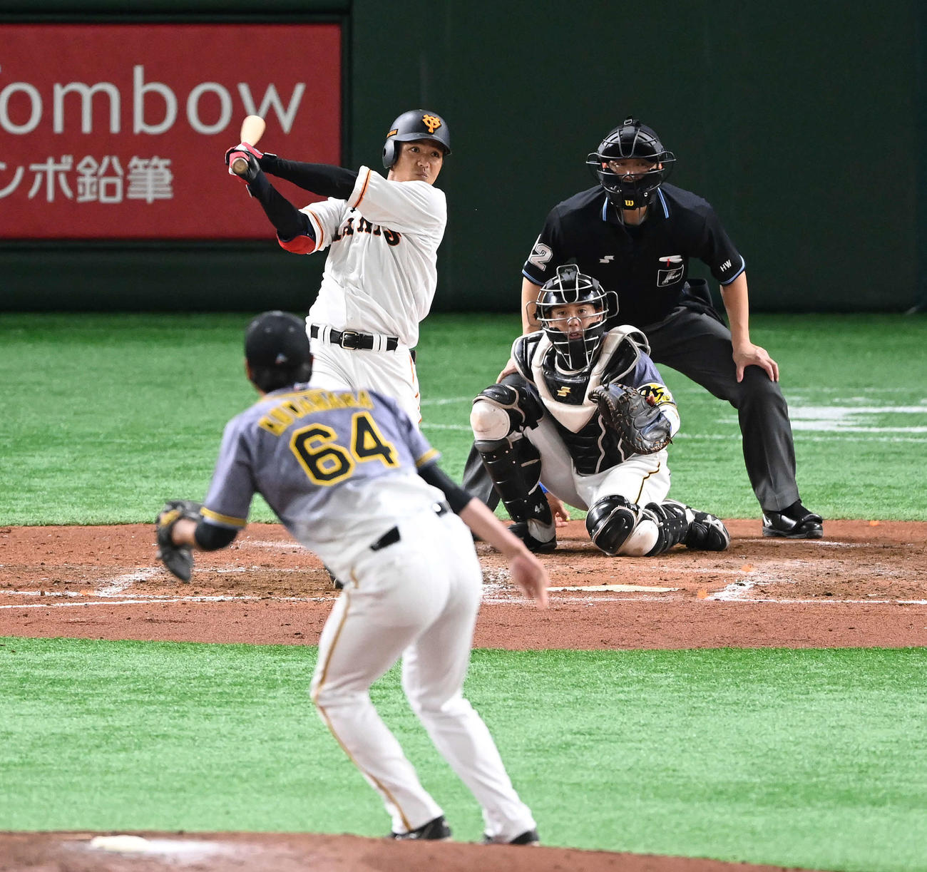 巨人対阪神　5回裏巨人無死一、二塁、左前適時打を放つ田中俊。投手桑原（撮影・鈴木みどり）