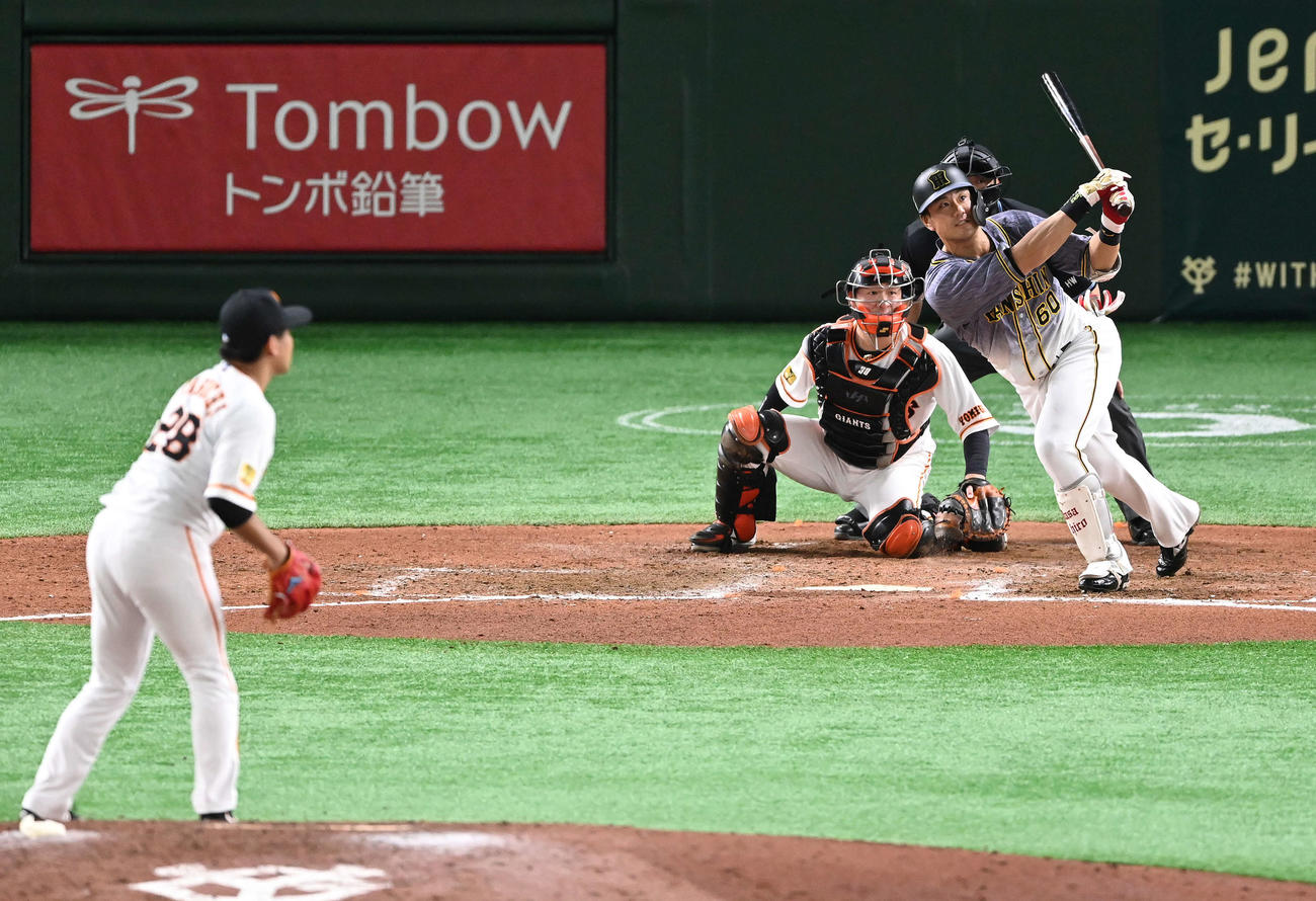 巨人対阪神　8回表阪神1死満塁、左2点適時二塁打を放つ中谷。投手田口（撮影・鈴木みどり）