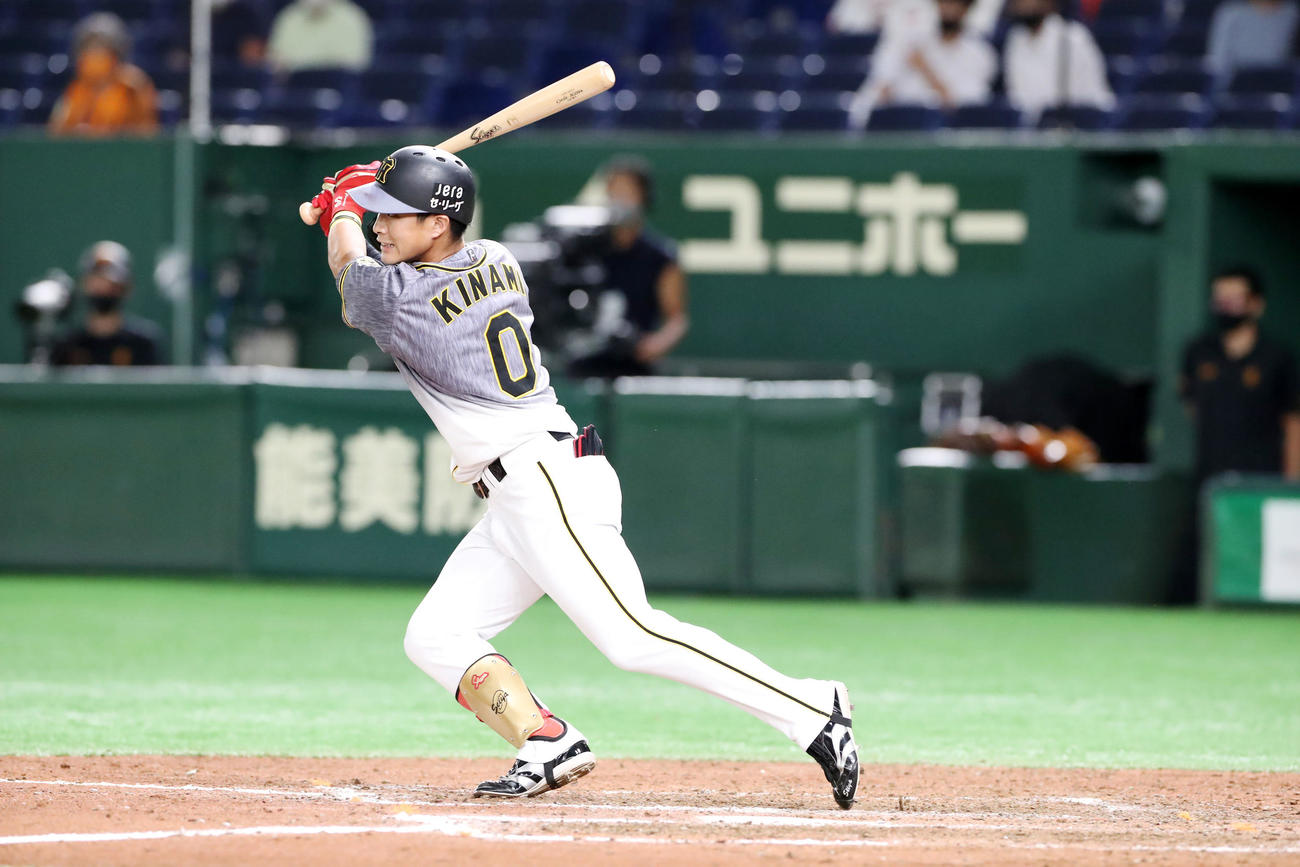 巨人対阪神　8回表阪神1死二、三塁、代打木浪は中越え適時二塁打を放つ（撮影・加藤哉）