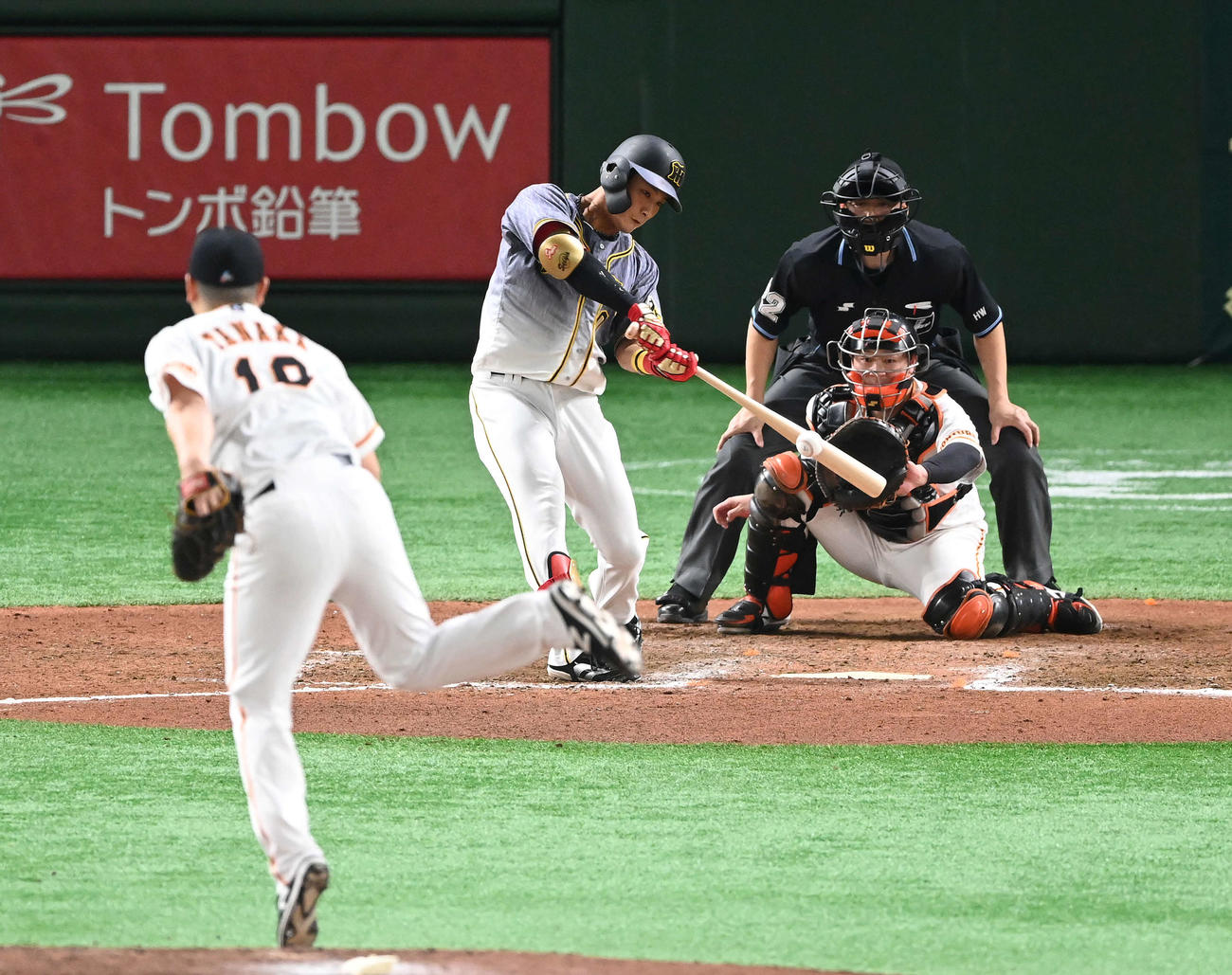 巨人対阪神　8回表阪神1死二、三塁、右2点適時二塁打を放つ木浪。投手田中豊（撮影・鈴木みどり）