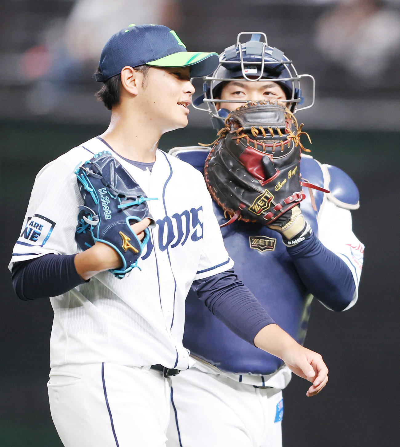 西武対ロッテ　1回表を終え、話しながらベンチへ戻る浜屋（左）と柘植（撮影・狩俣裕三）