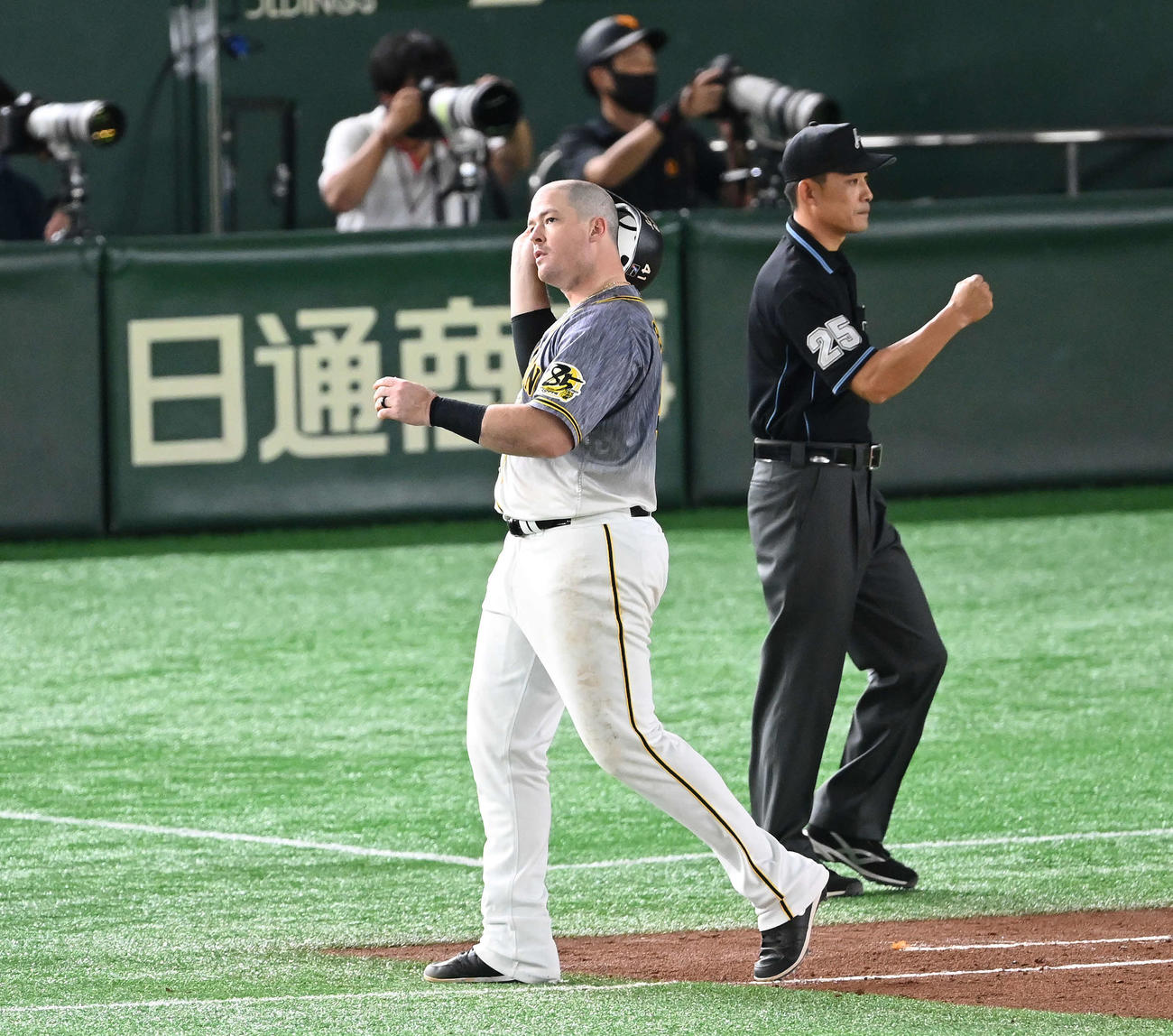 巨人対阪神　5回表阪神2死、一ゴロに倒れ悔しそうにヘルメットを脱ぐボーア（撮影・鈴木みどり）