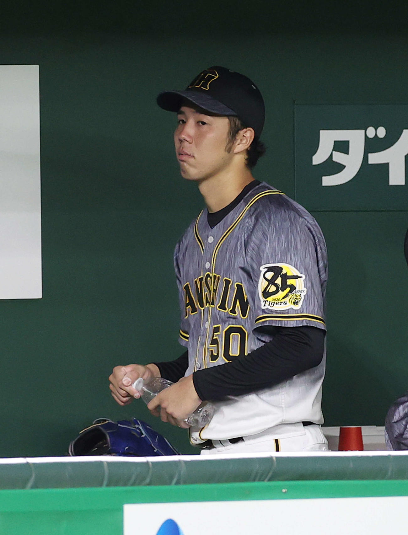 巨人対阪神　5回裏巨人無死一、二塁、降板となりベンチで険しい表情を見せる青柳（撮影・河野匠）