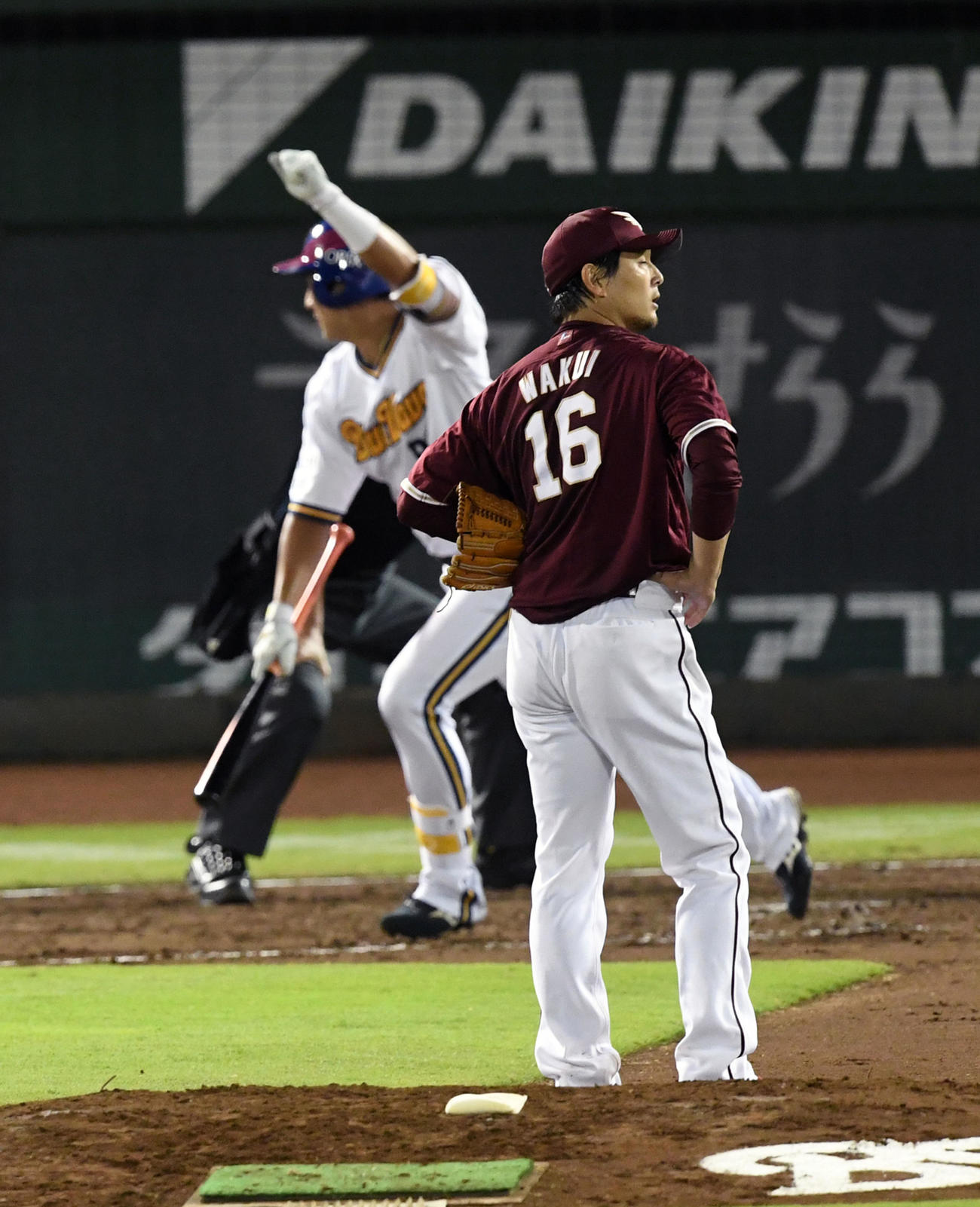 オリックス対楽天　5回裏オリックス無死、杉本に先制の左越え本塁打を打たれがっくりする涌井（撮影・前岡正明）