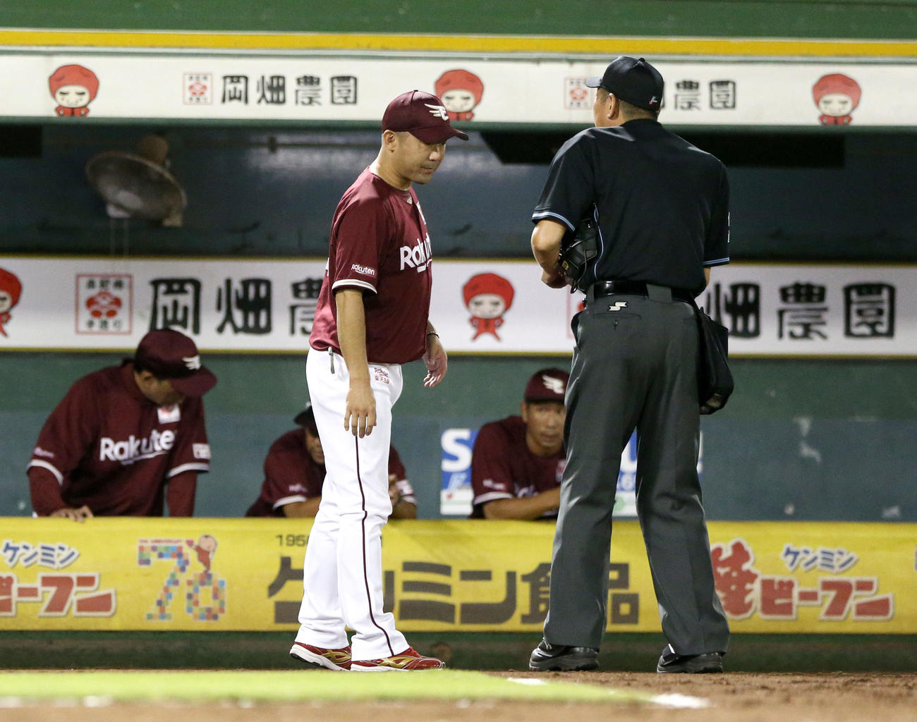 オリックス対楽天　7回裏、涌井の投球練習忠のアクシデントで交代を告げる三木監督（撮影・上山淳一）