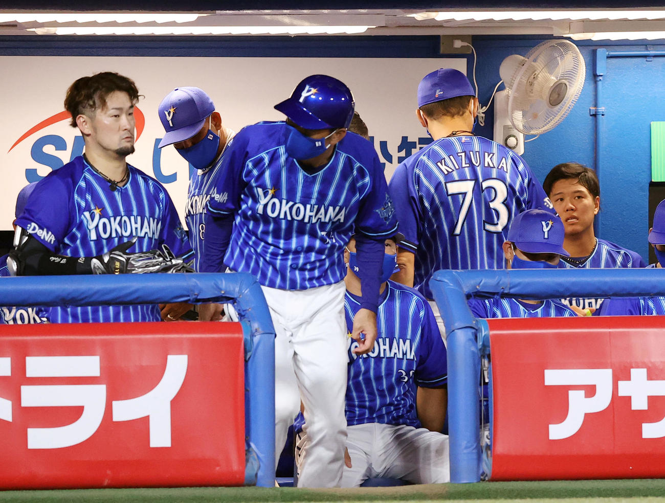 ヤクルト対DeNA　6回の登板を終えベンチに戻ったDeNA先発の上茶谷（右端）はラミレス監督（左から2人目）から声をかけられる（撮影・垰建太）