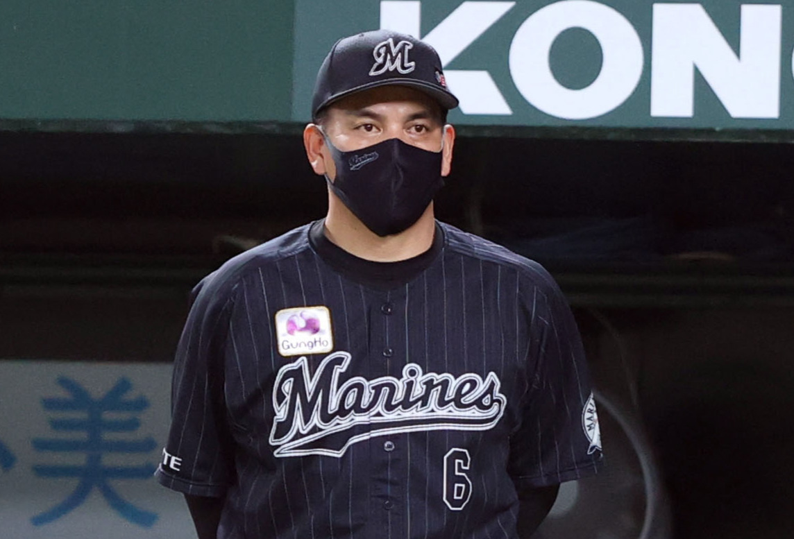 西武対ロッテ　8回表を終え、選手の交代を告げる井口監督（撮影・狩俣裕三）