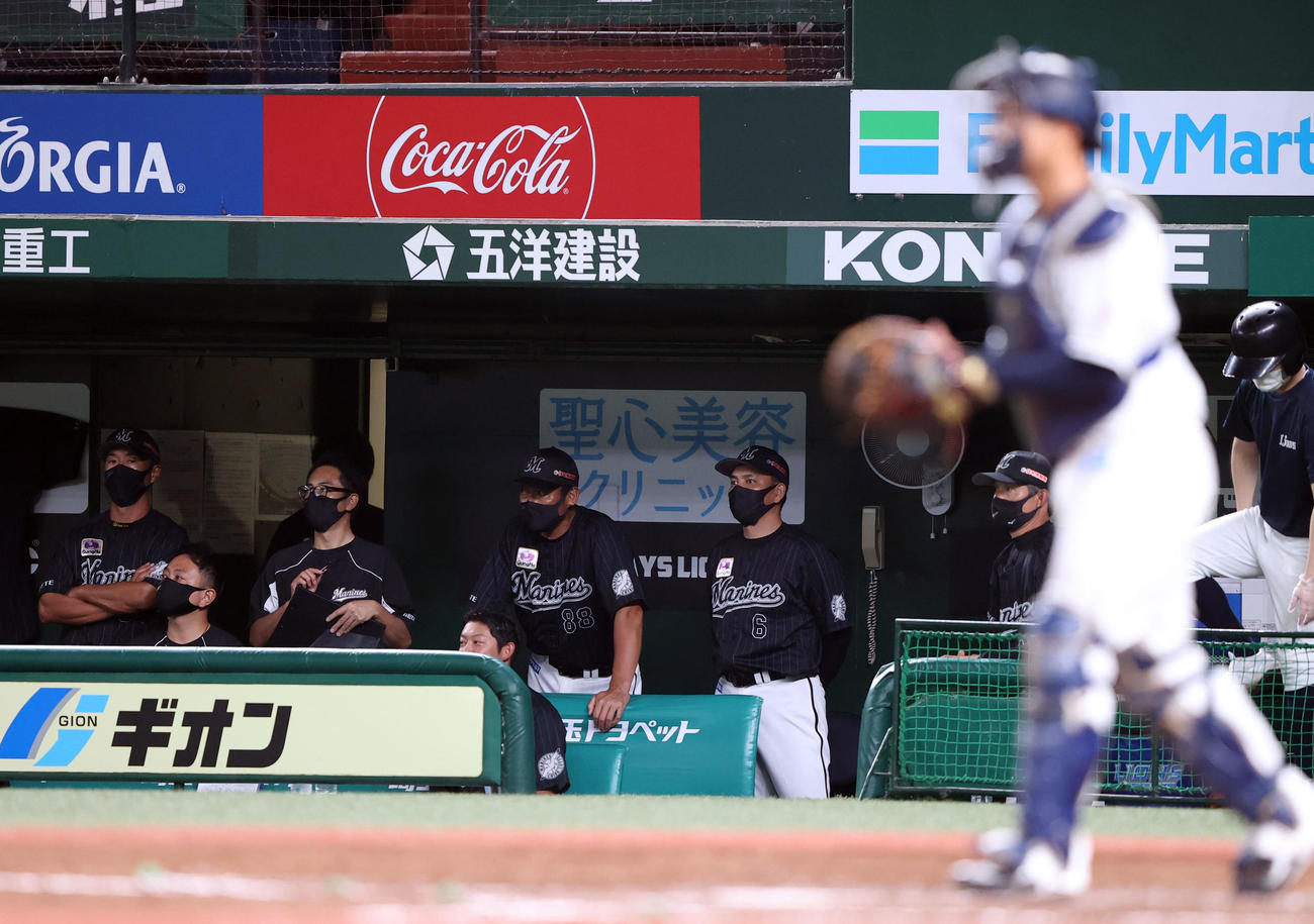 西武対ロッテ　試合終了後、ぶぜんとした表情の井口監督（後方右から2人目）（撮影・狩俣裕三）