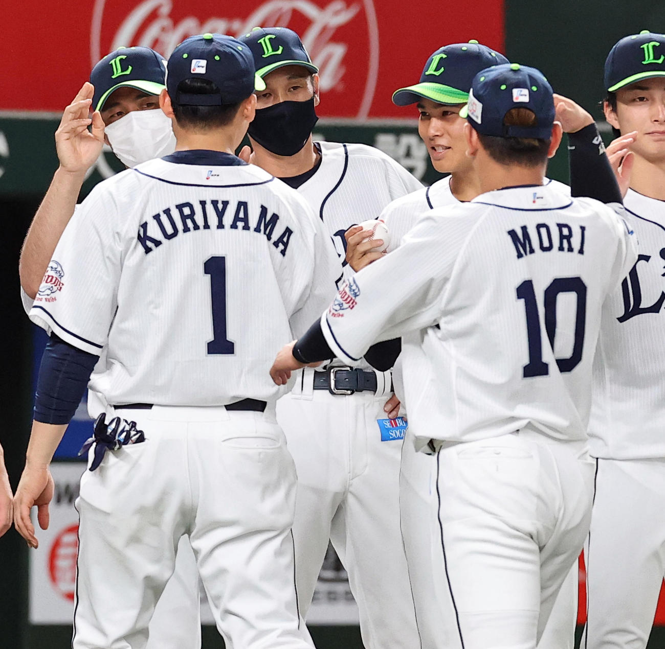 西武対ロッテ　初先発で初勝利を挙げた浜屋（右）は栗山からウイニングボールを受け取る（撮影・浅見桂子）