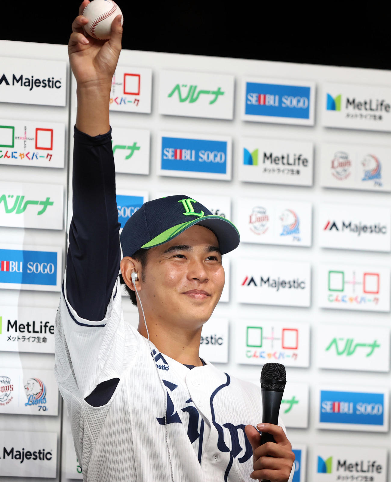西武対ロッテ　プロ初勝利し、ヒーローインタビューでウイニングボールをうれしそうに掲げる浜屋（撮影・狩俣裕三）