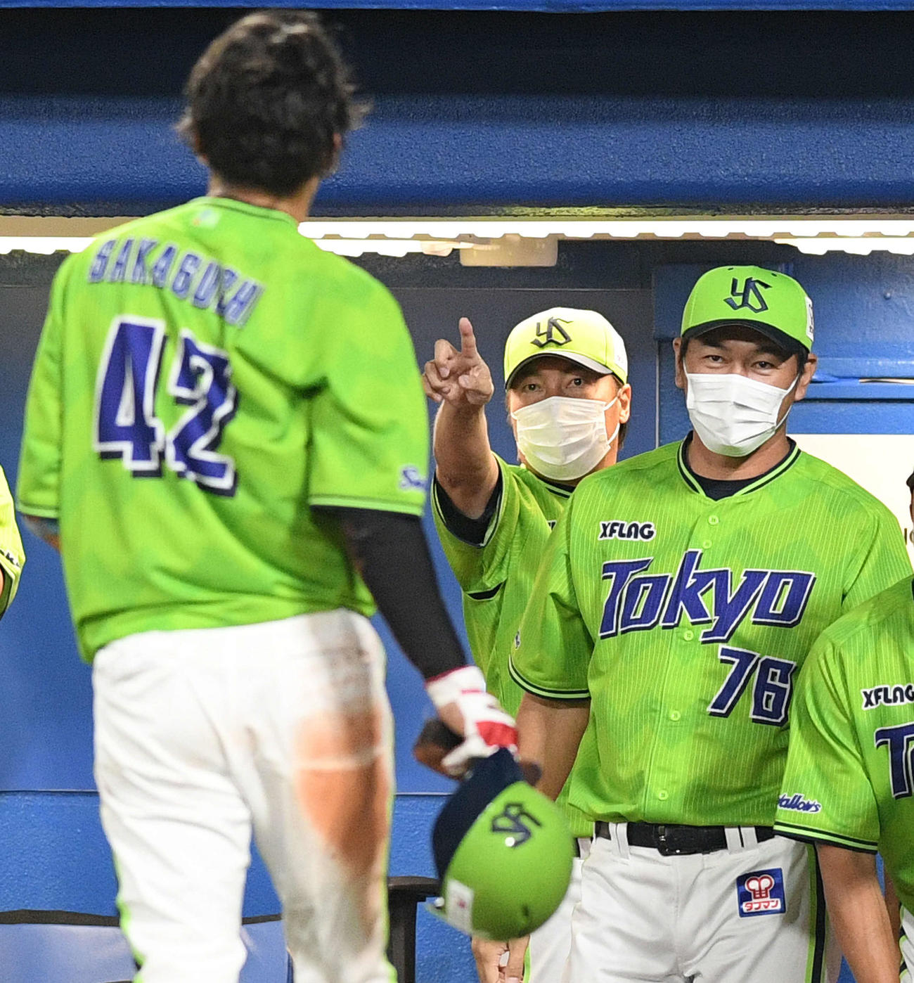 ヤクルト対DeNA　7回裏ヤクルト2死一、二塁、代打宮本の勝ち越しの適時内野安打から生還した二走坂口（手前）を指さす高津監督（奥）（撮影・滝沢徹郎）