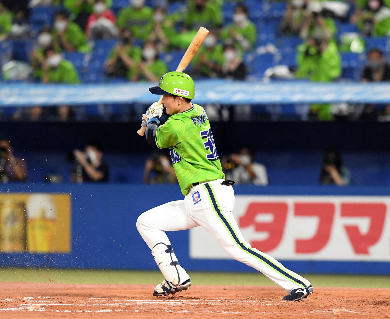 ヤクルト対DeNA　7回裏ヤクルト2死一、二塁、代打宮本は勝ち越しの適時内野安打を放つ（撮影・滝沢徹郎）