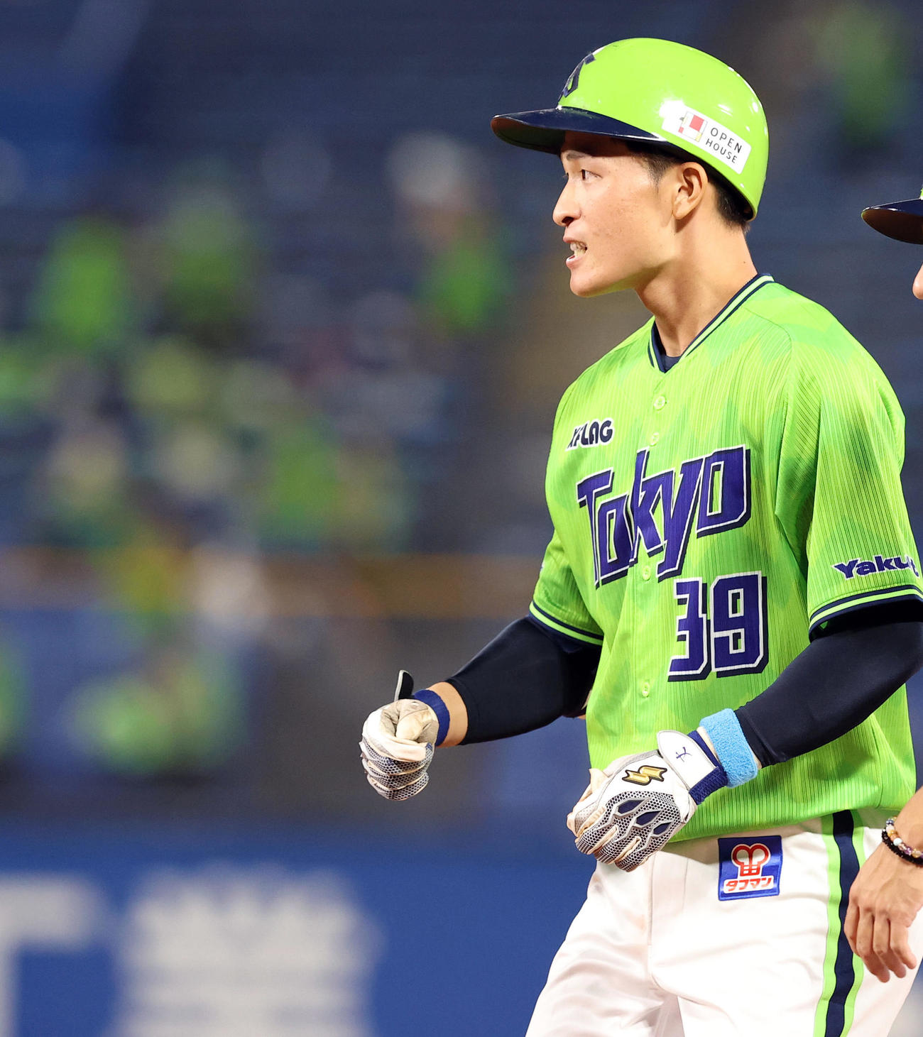 ヤクルト対DeNA　7回裏ヤクルト2死一、二塁、勝ち越しとなる適時内野安打を放ち力強く拳をにぎる代打宮本（撮影・垰建太）