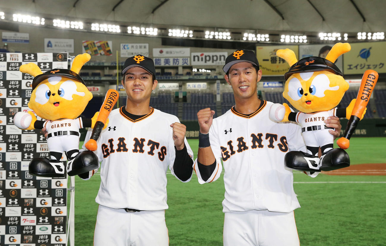 巨人対阪神　試合後、記念撮影に納まる巨人田中俊（左）と立岡（撮影・河野匠）