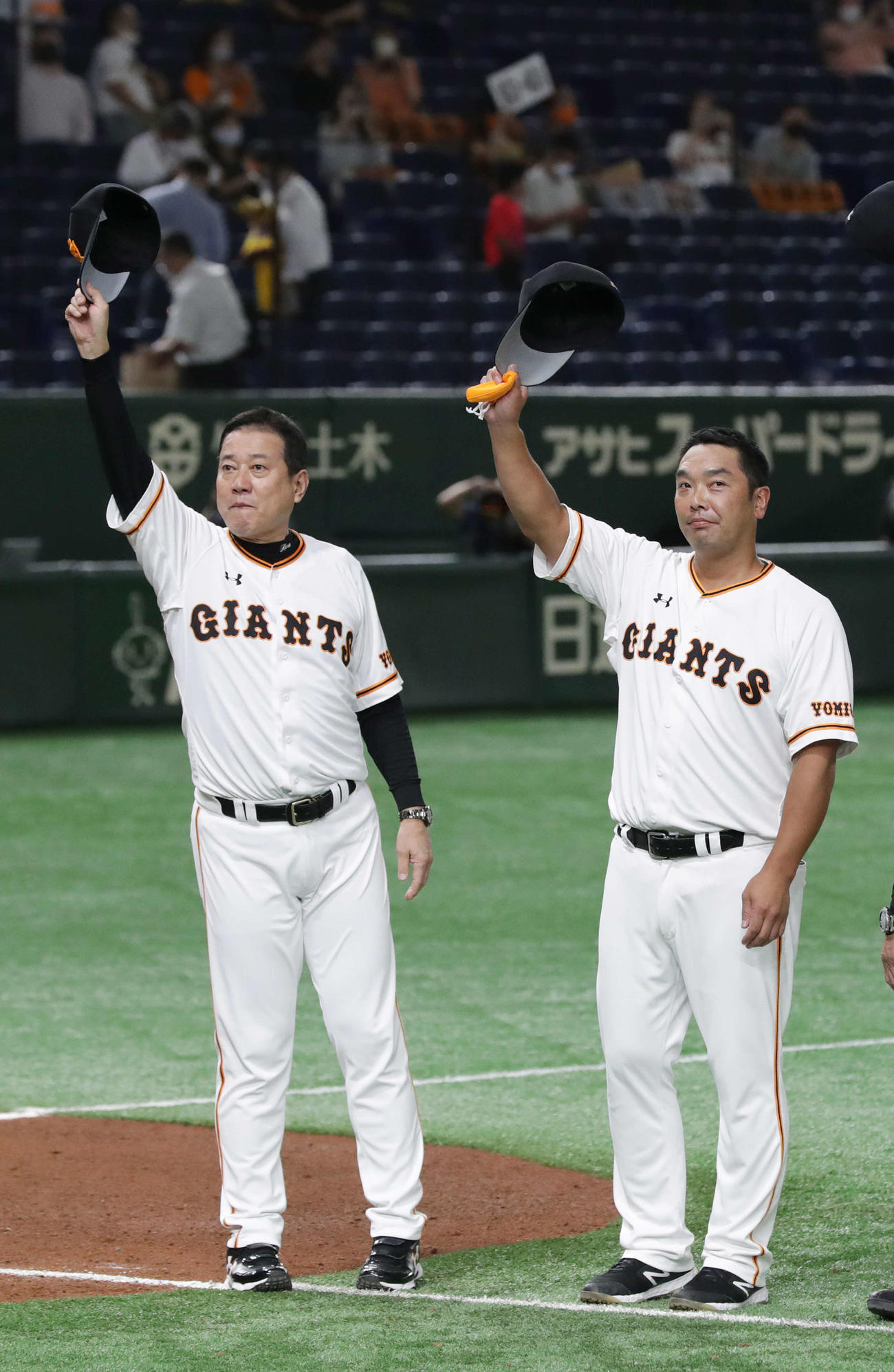 巨人対阪神　阪神を下し、客席に帽子を振る原監督（左）と阿部ヘッドコーチ代行（撮影・河野匠）
