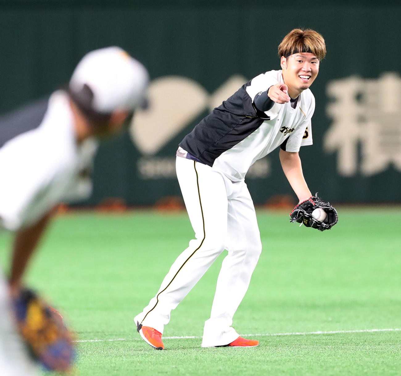 巨人対阪神　遊撃でノックを受ける西勇（撮影・加藤哉）