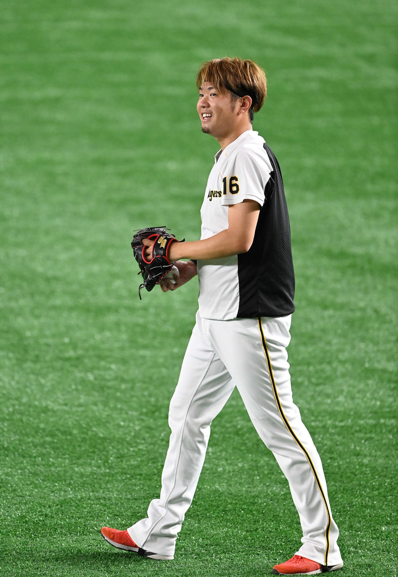 巨人対阪神　試合前練習のキャッチボールで笑顔の阪神西勇（撮影・鈴木みどり）