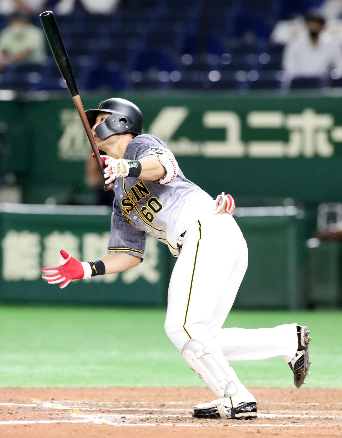 巨人対阪神　8回表阪神1死満塁、中谷は左越え適時二塁打を放つ（撮影・加藤哉）