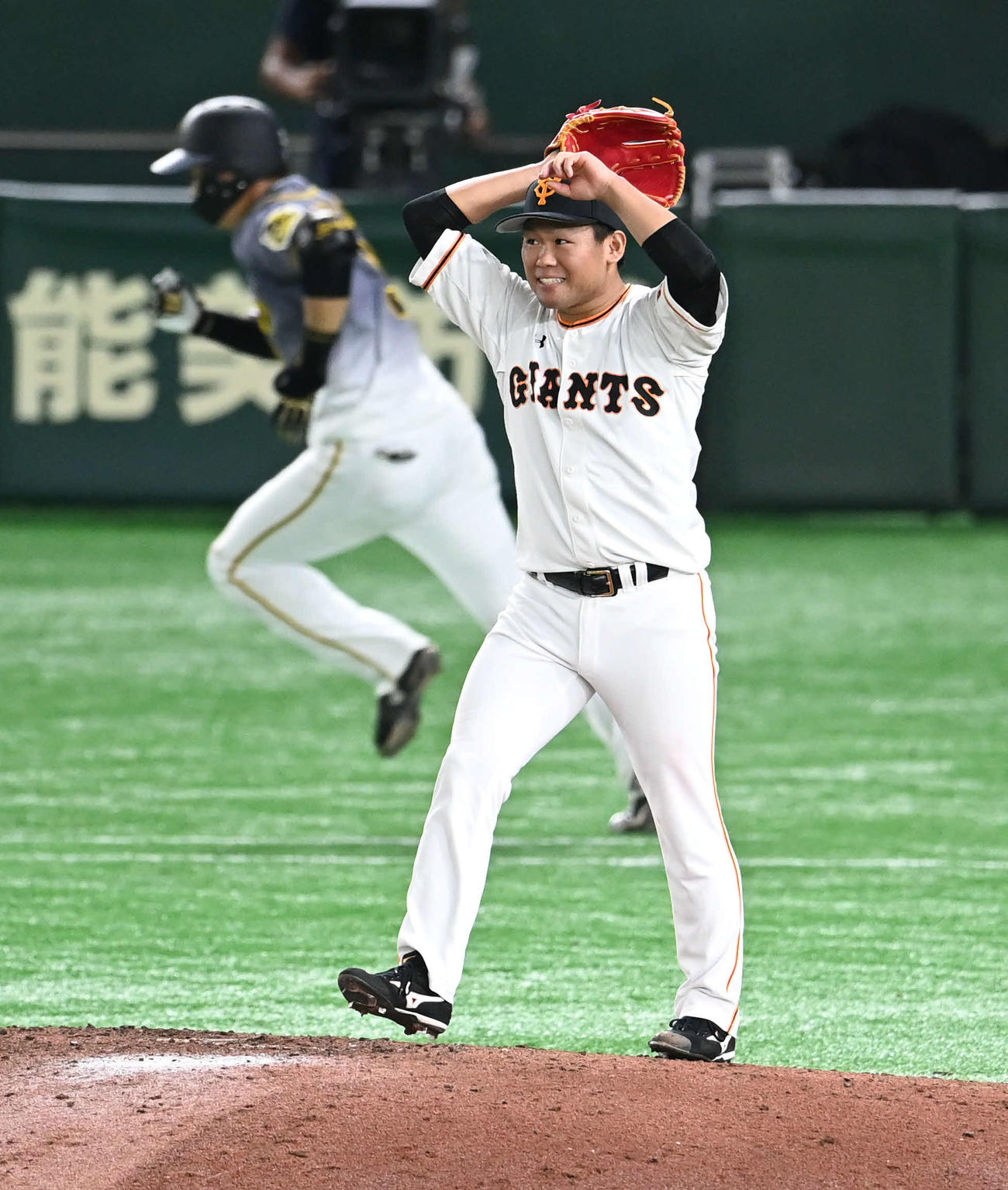巨人対阪神　8回表阪神1死、田口は大山に左前打を打たれて悔しがる（撮影・山崎安昭）