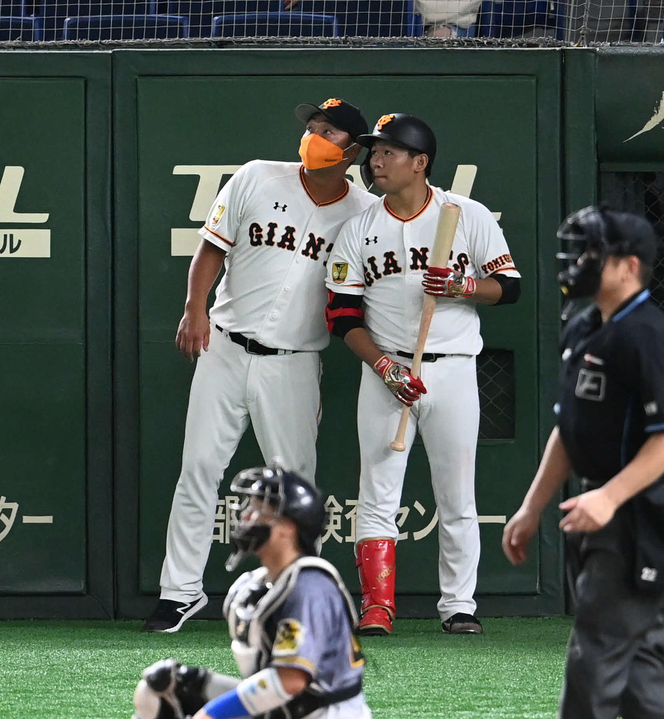 巨人対阪神　5回裏巨人無死一、二塁、阿部ヘッドコーチ代行（左）は次打者の田口にアドバイスする（撮影・山崎安昭）
