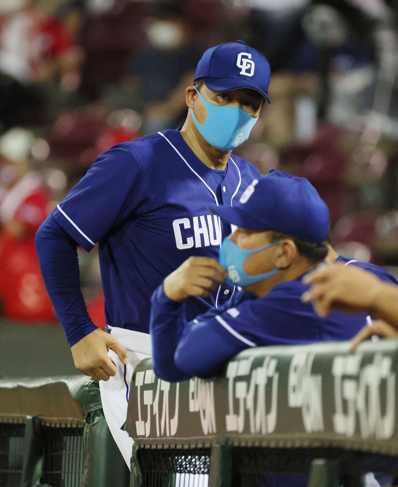 広島対中日　9回、戦況を見つめる与田監督（撮影・加藤孝規）