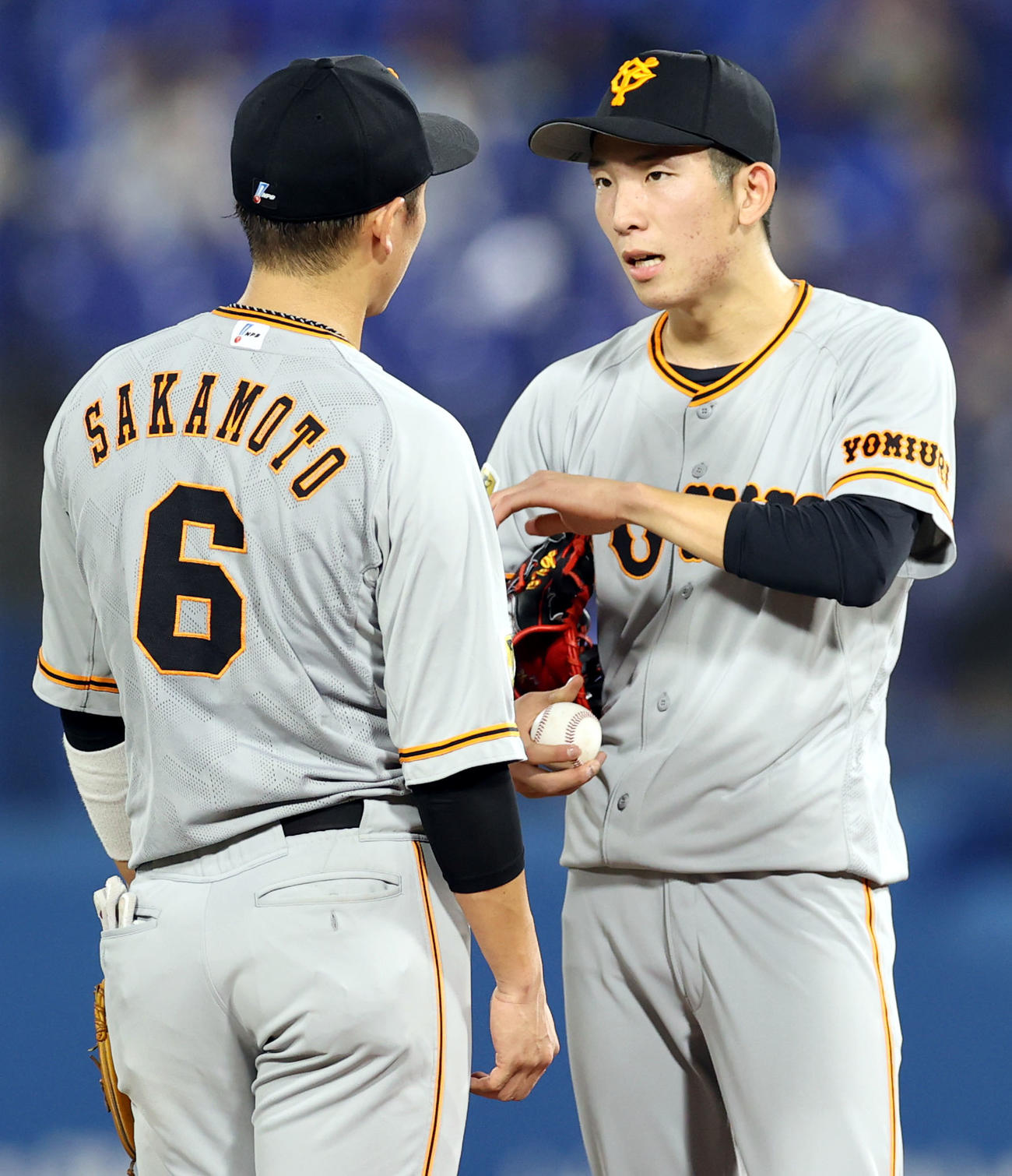 DeNA対巨人　3回裏DeNA無死二、三塁、オースティンに3点本塁打を打たれた直後、坂本（左）からアドバイスを受ける戸郷（撮影・狩俣裕三）