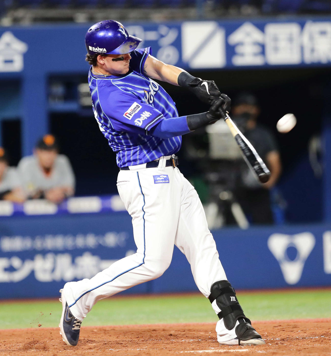 DeNA対巨人　3回裏DeNA無死二、三塁、オースティンは右中間に3点本塁打を放つ（撮影・丹羽敏通）